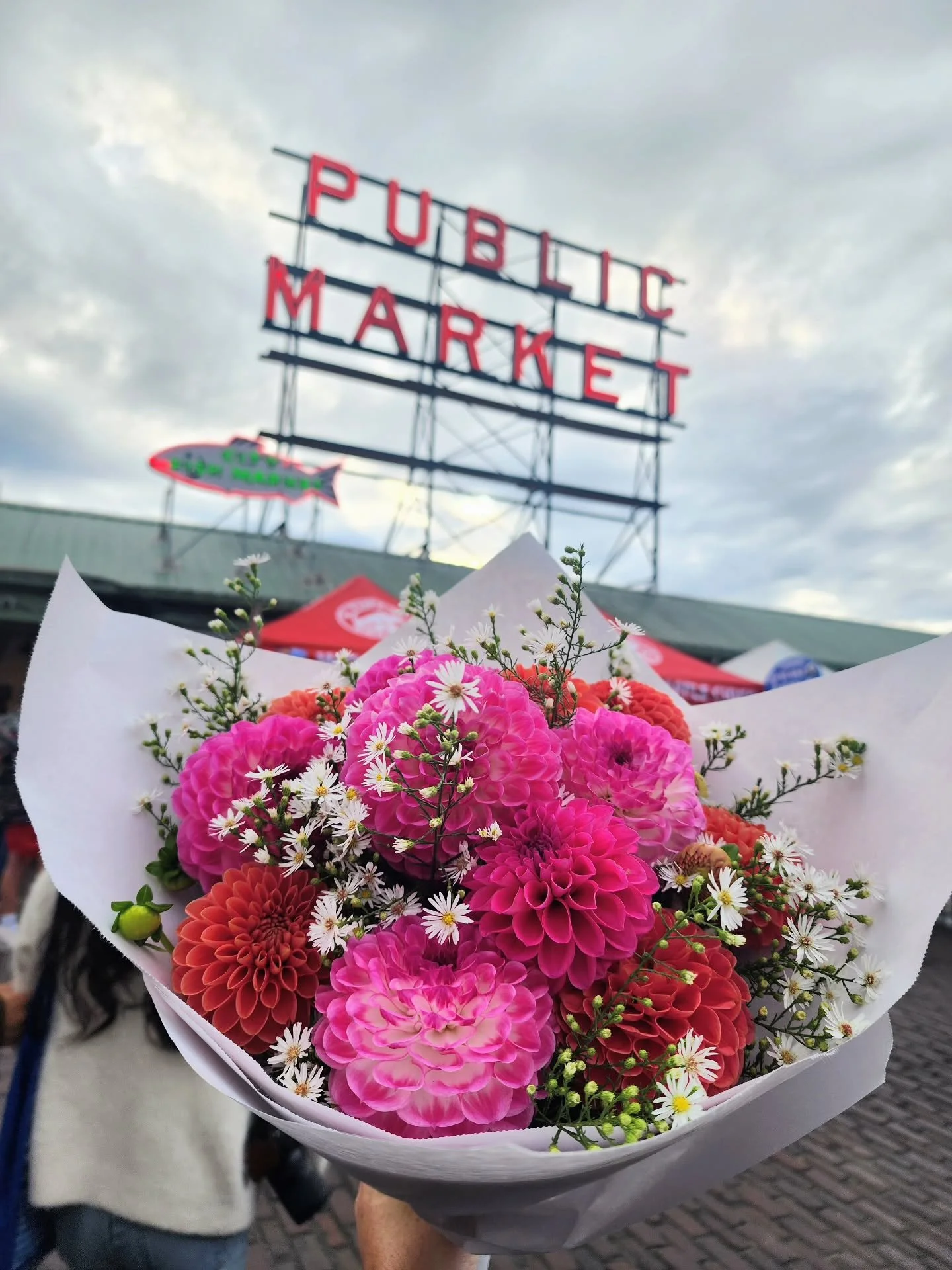 One thing that'll never get old when living in Seattle?
Buying fresh flowers from @pikeplacepublicmarket 🌸
I've been doing it for the last 4 years &amp; it's still one of my favorite weekend activities. 

From daffodils in March to Dahlias through O