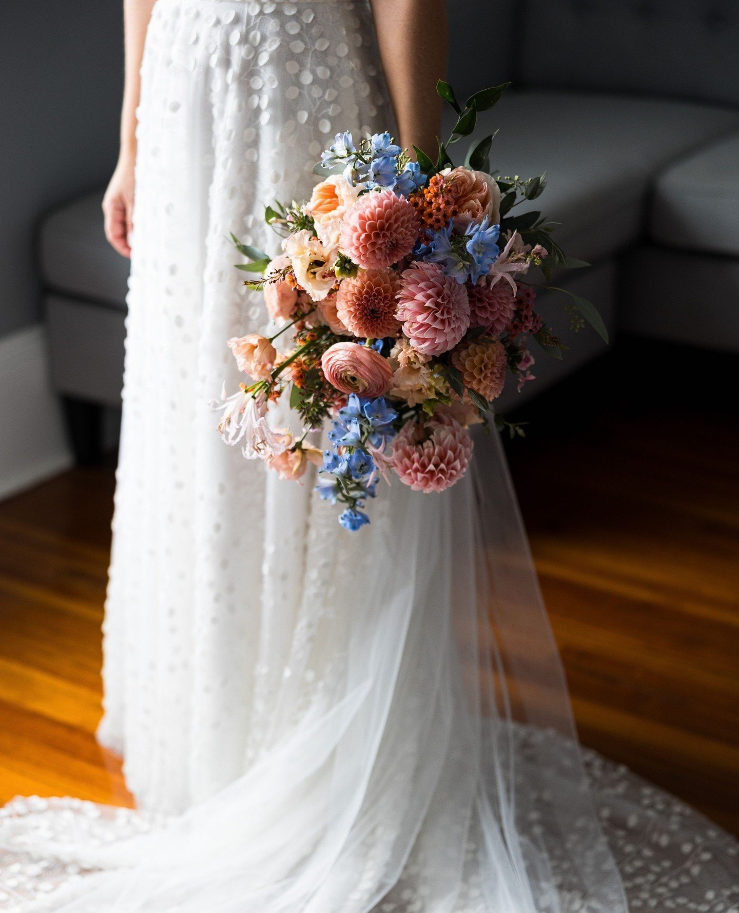 Still obsessing over Taylor &amp; Owen's florals. 😍⁠
⁠
As a photographer, my tip for your wedding day florals is simple: choose arrangements that complement the venue's natural beauty and make you feel happy. This ensures your photos look cohesive a