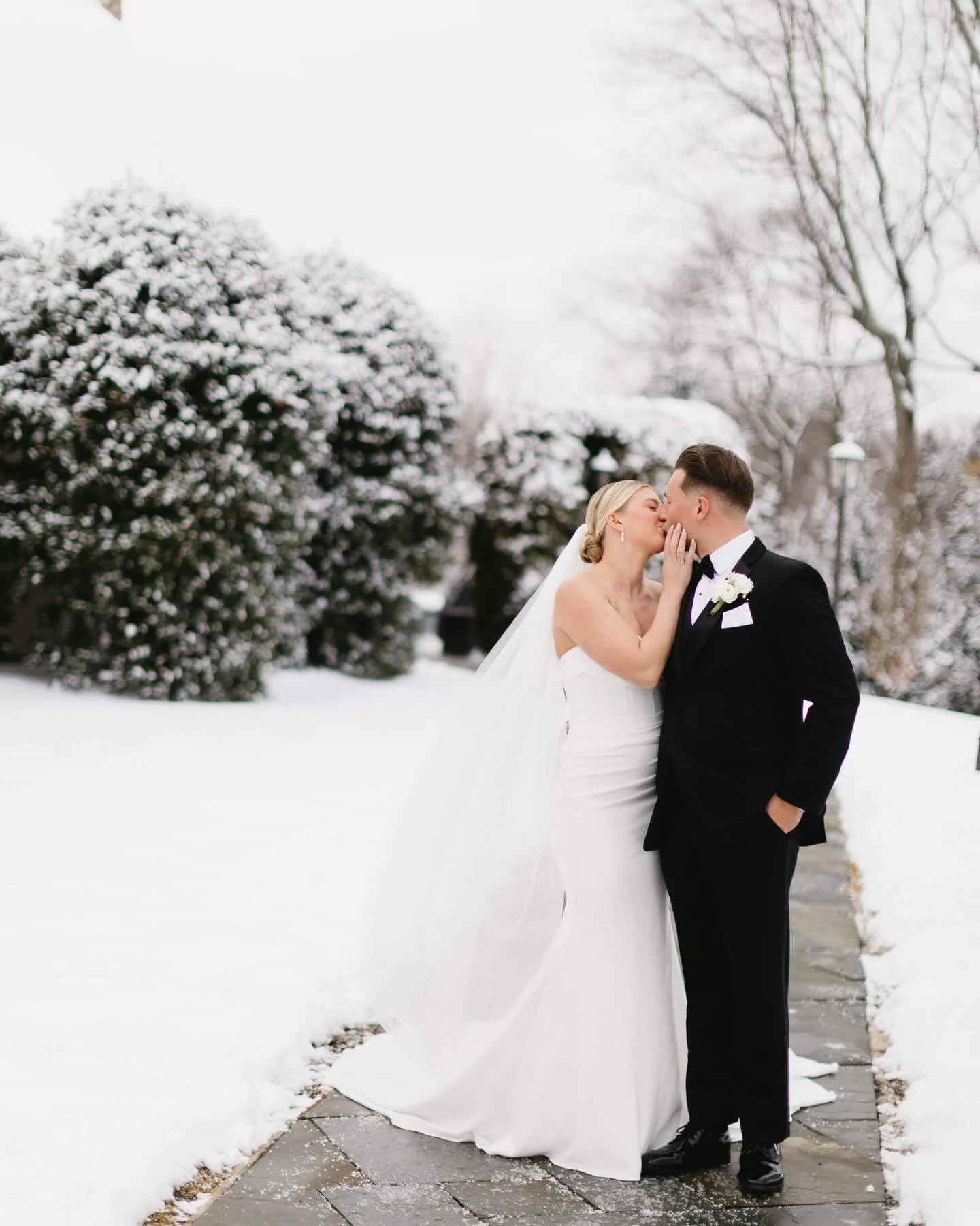 Couldn&rsquo;t ask for a better or more beautiful way to end the year! 

Winter wonderland with Carlyn + Chris

Couple: @carlyn__sal @cj.s112 
Photo: @jenmarvelphoto 
Venue: @thelakehouseitc 
Makeup: @abeautybyamanda 
Hair: @kristenfinnamore 
Florist