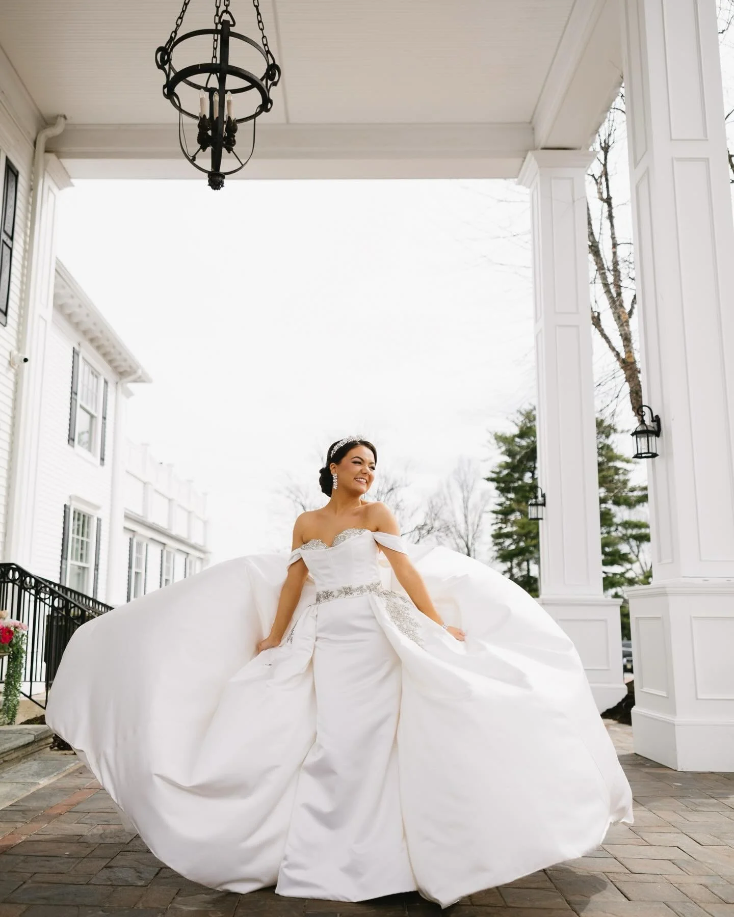 When you have a Marilyn Monroe moment on your wedding day! The wind was a paid actor. 

One week married for Shannon and Mike whose wedding felt like a page straight out of Bridgerton with its soft pink palettes and romantic vibes. 🌸💞 

Couple: @sh