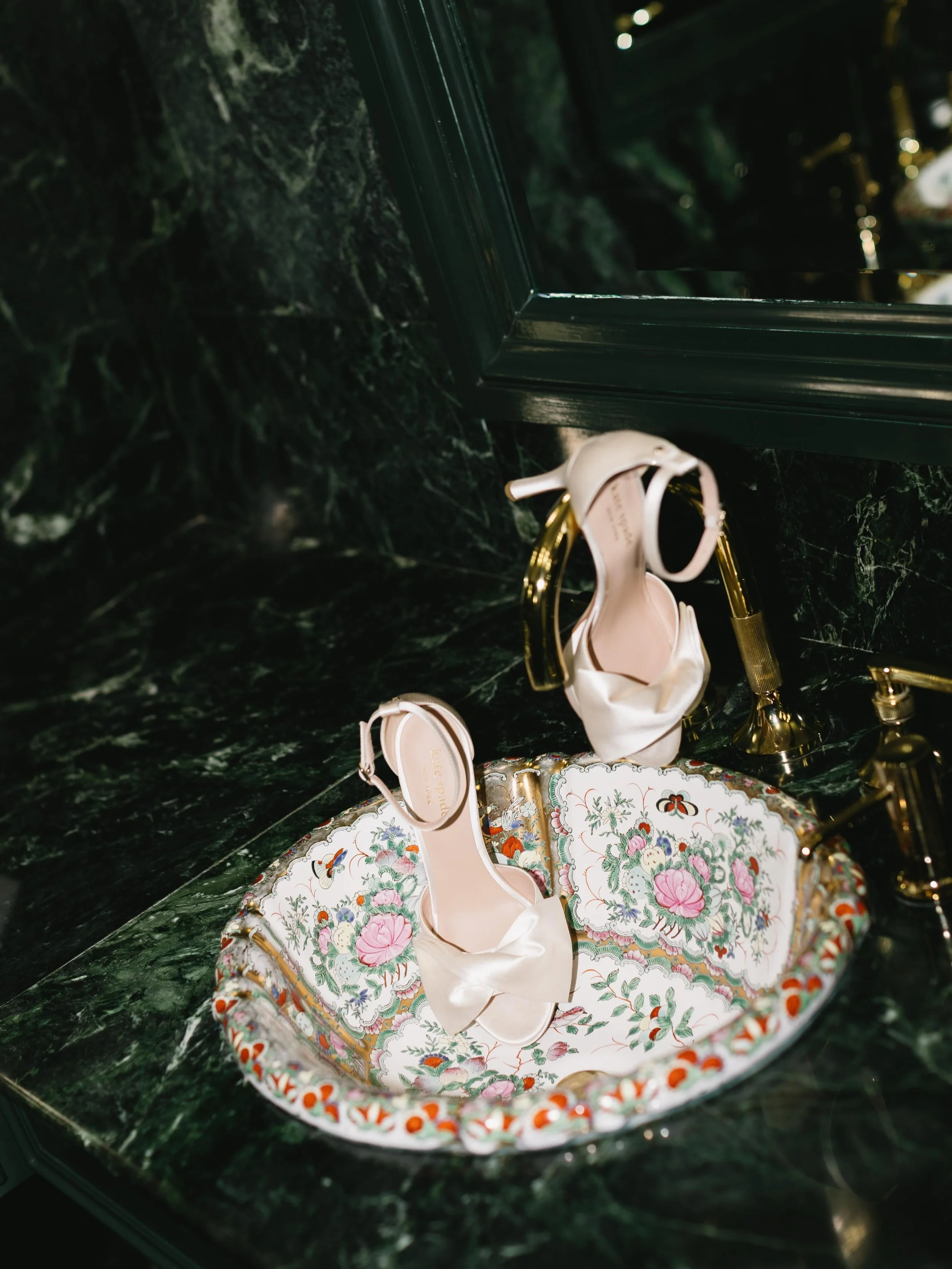 Never met a hand painted sink I didn&rsquo;t like 🦢

@steffsanch_ 
@juribe80 
@crystalplaza 
@crystalplazagroup 
@katespadeny 

#nycweddingphotographers #njweddingphotography #jerseycitywedding #jerseycityweddingphotographer #hobokenweddingphotograp