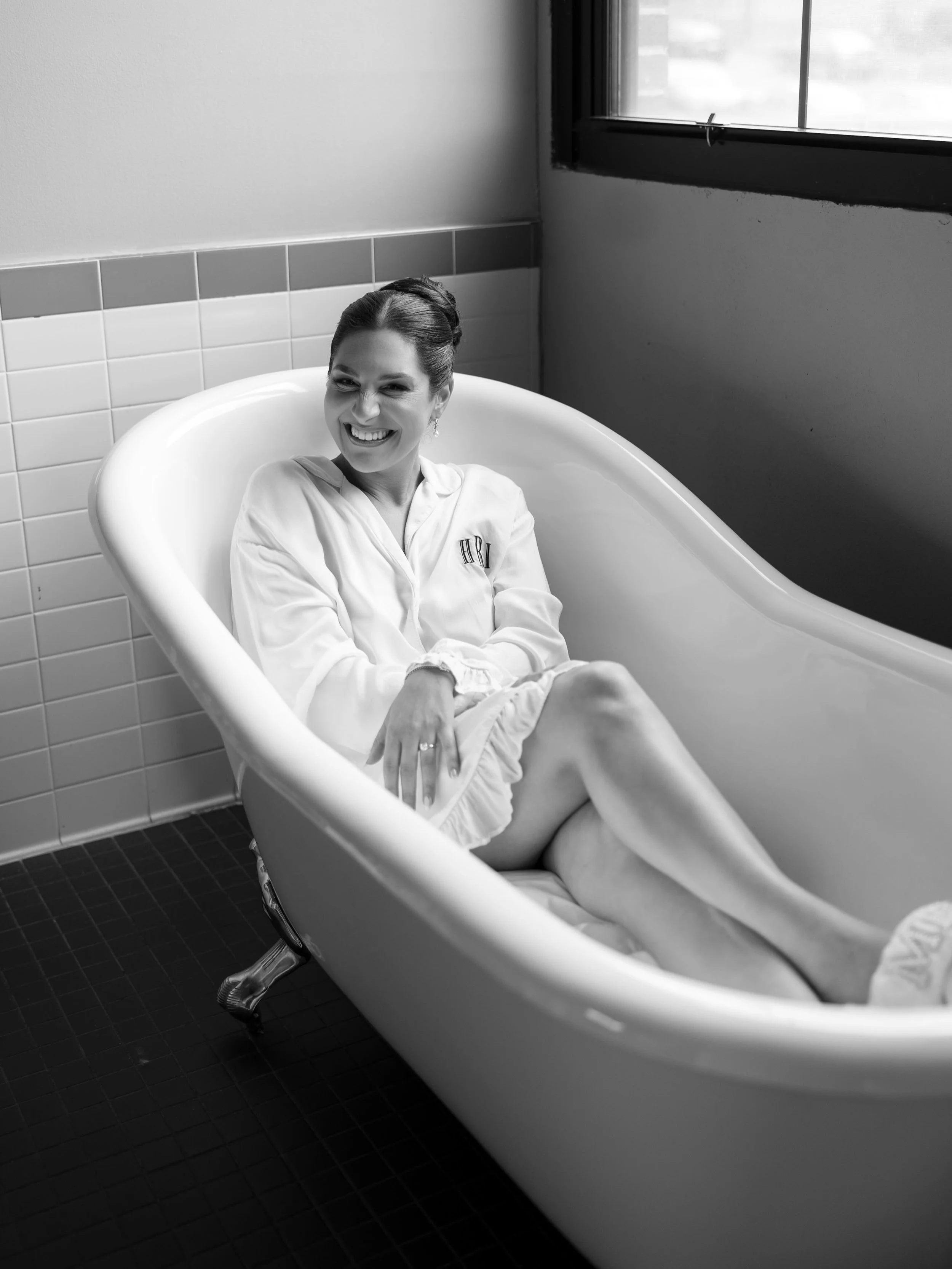 Scrub-a-dub-dub, Hannah in the tub! Loved hanging with Hannah on her wedding morning 🖤

Couple: @hannahblatt_ @ryanblattt 
Hotel: @hotelnyack 
Venue: @northern_valley_affairs 
Photographer: @jenmarvelphoto 
Videographer: @0206productions 
Makeup: @m