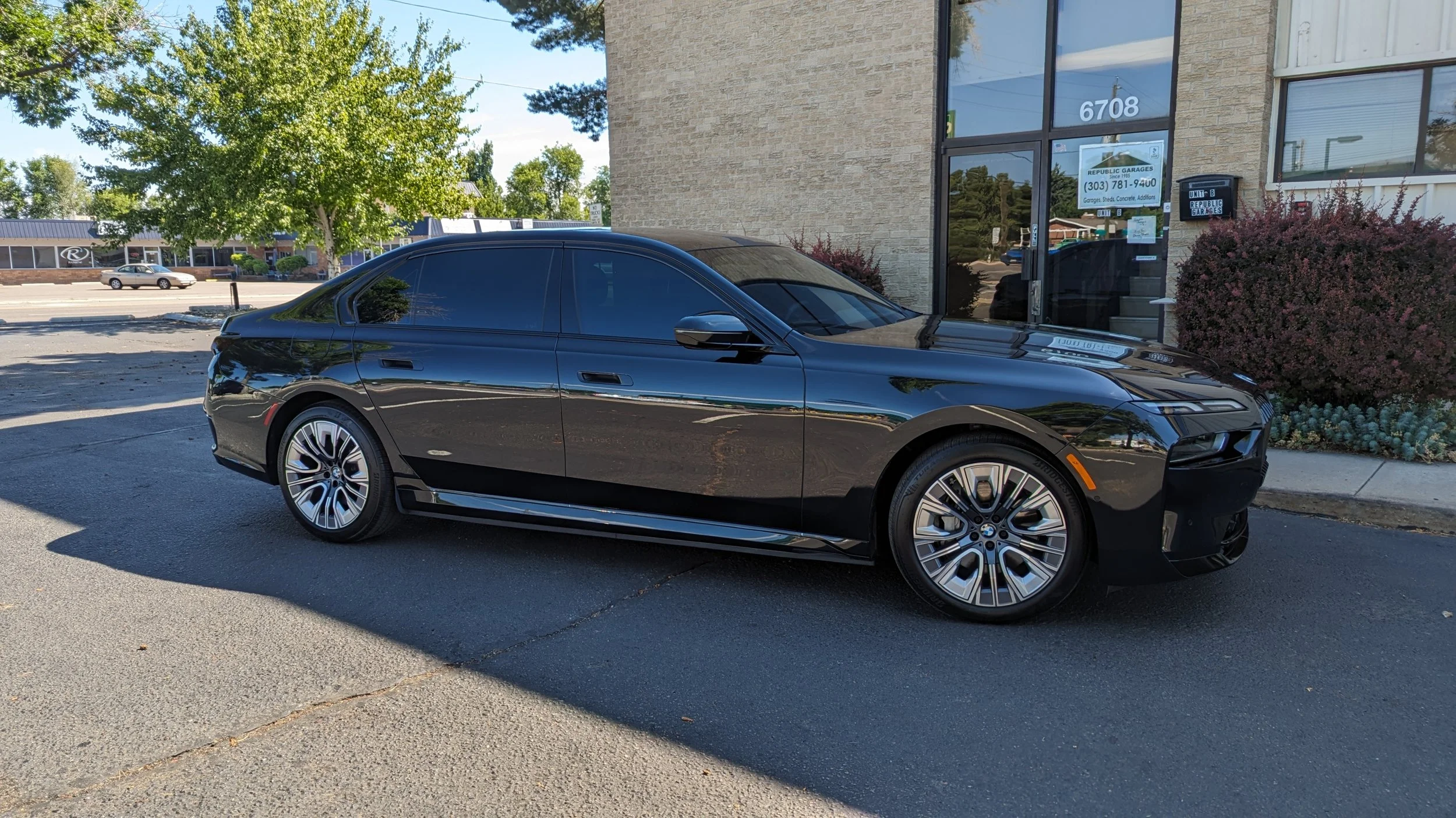 Vinyl wrap chrome delete on this 2023 BMW i7 x60.jpg