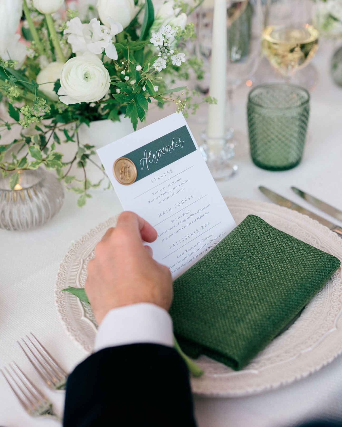Nothing but luxury for the first meal you&rsquo;ll share as a married couple ✨ 

Wedding tablescapes don&rsquo;t come any more gorgeous this dreamy set up, put together by the amazing team at @louiseperryweddings. I absolutely love how the stationery