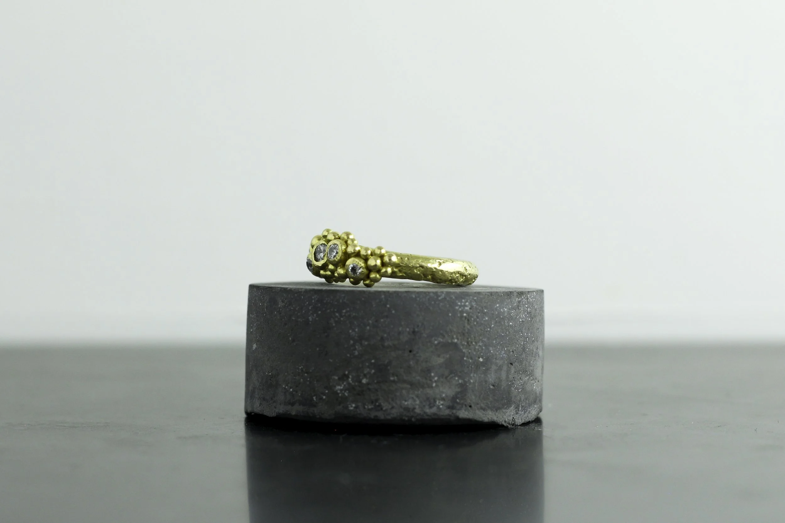 300 18ct 5 diamond sandcast.jpg