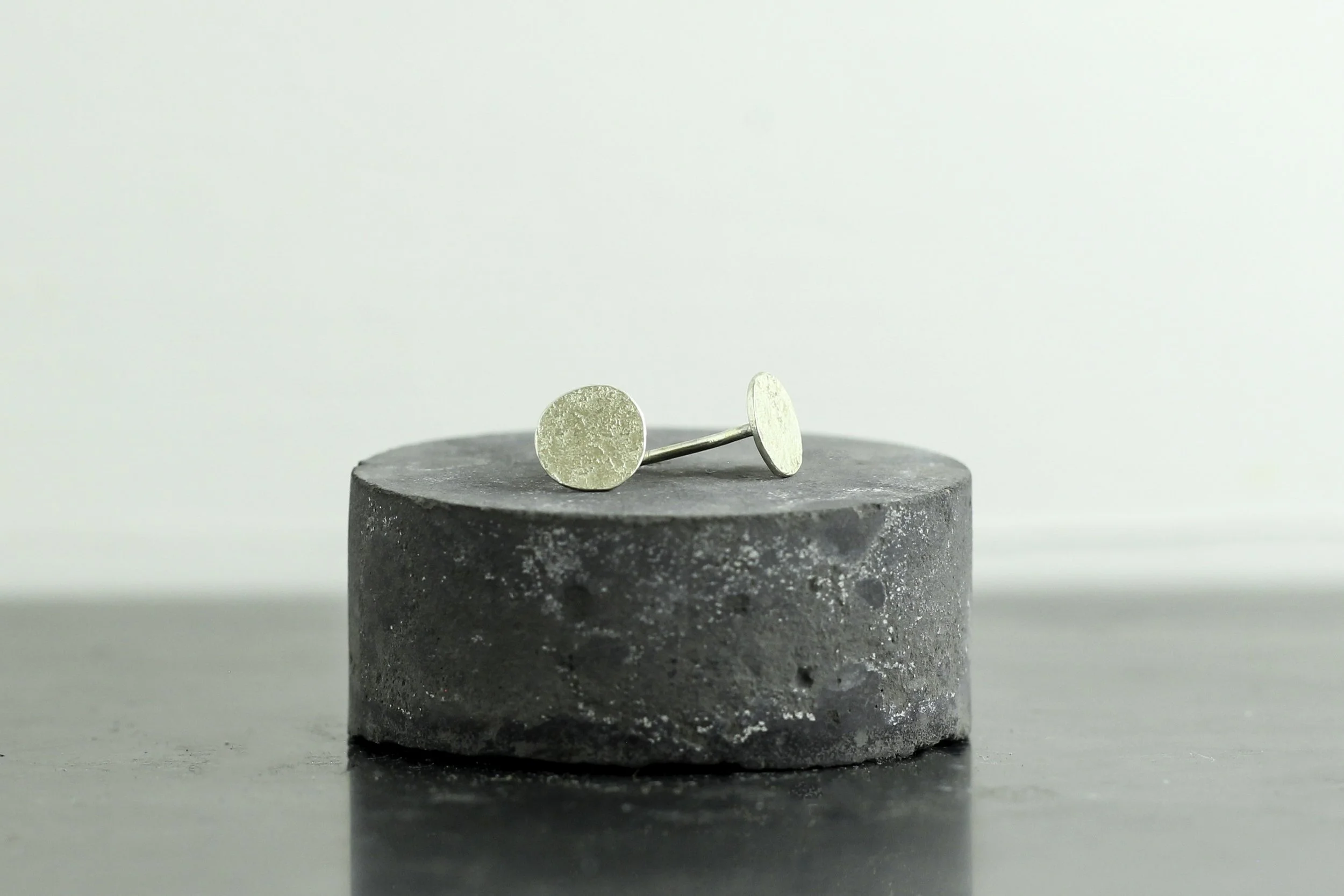 3009ct w moon stud.jpg