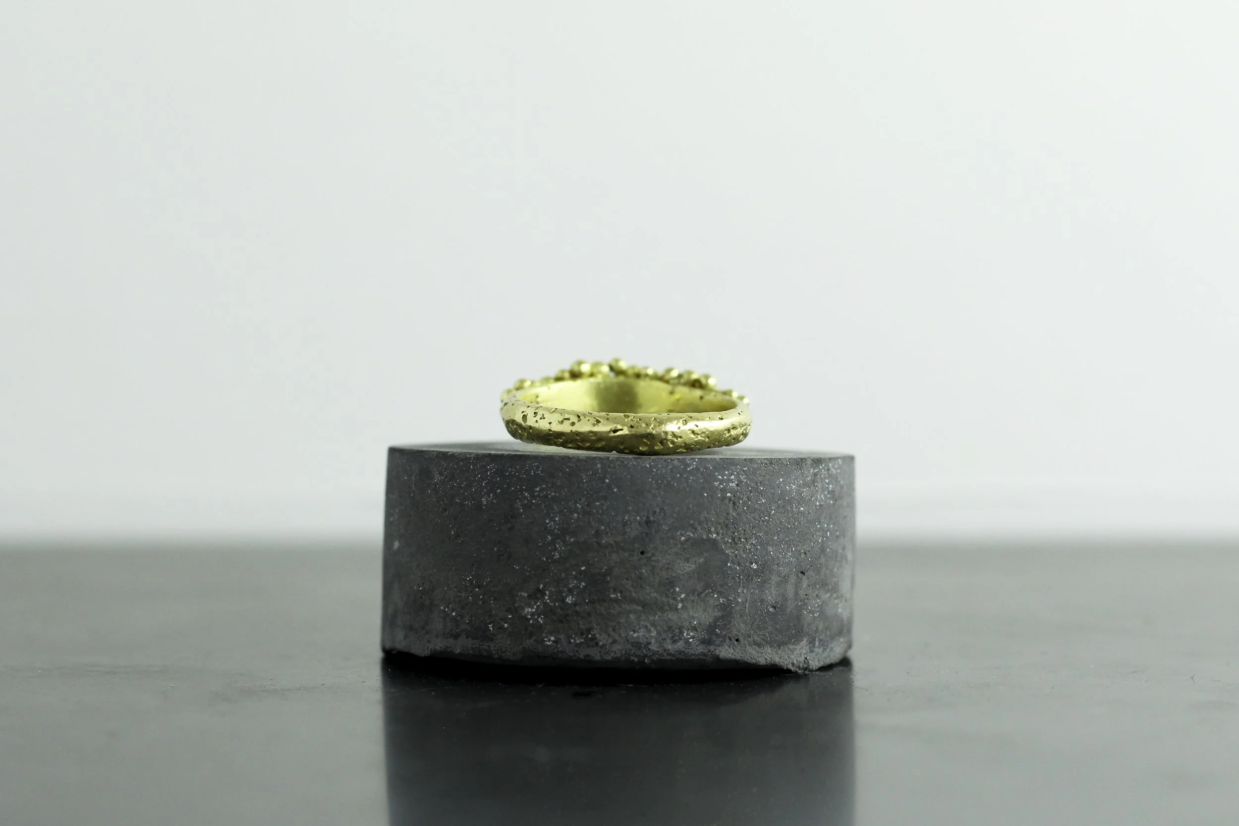 300 sand cast 18ct 5 diamond back.jpg
