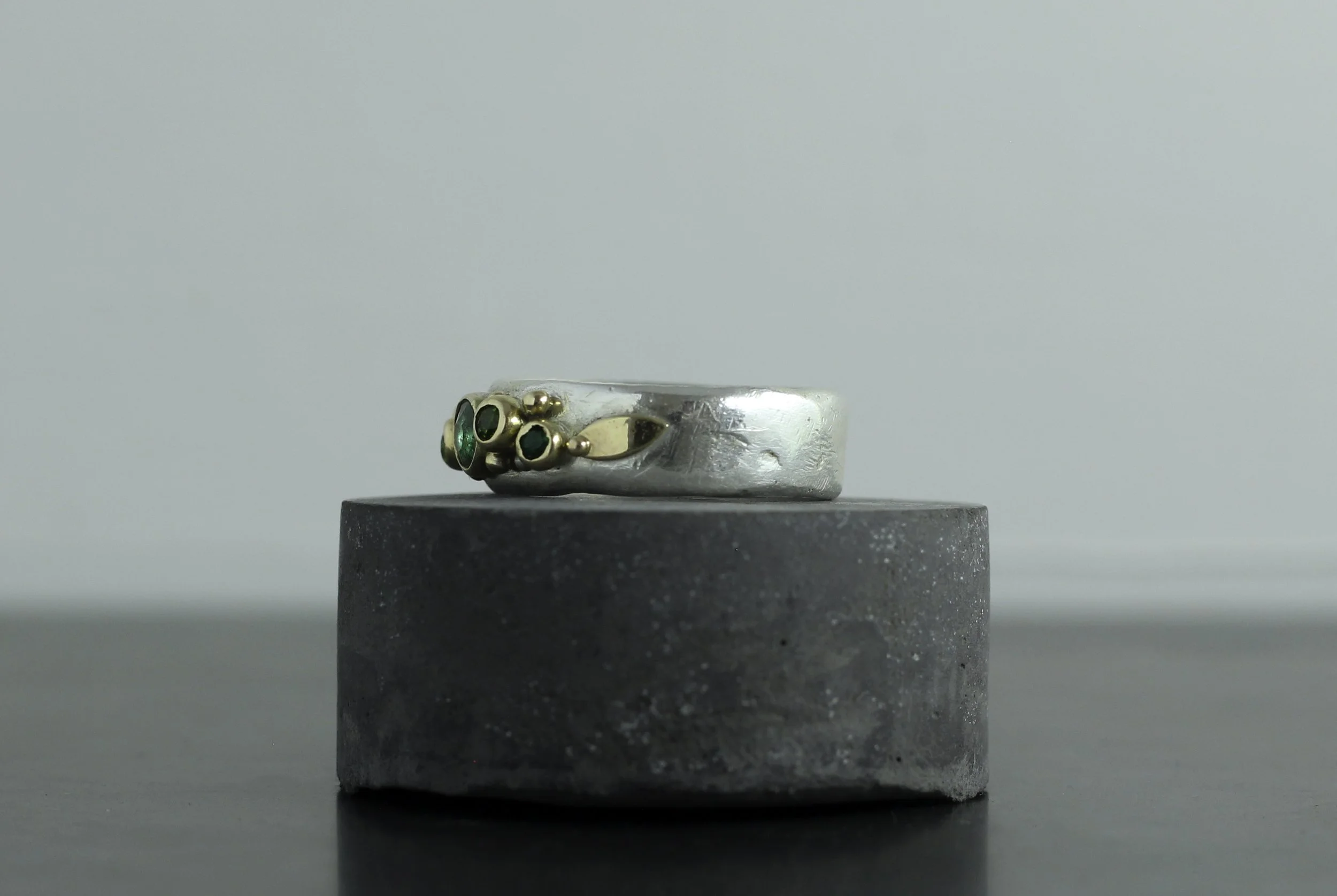 300 femerald ring right side.jpg