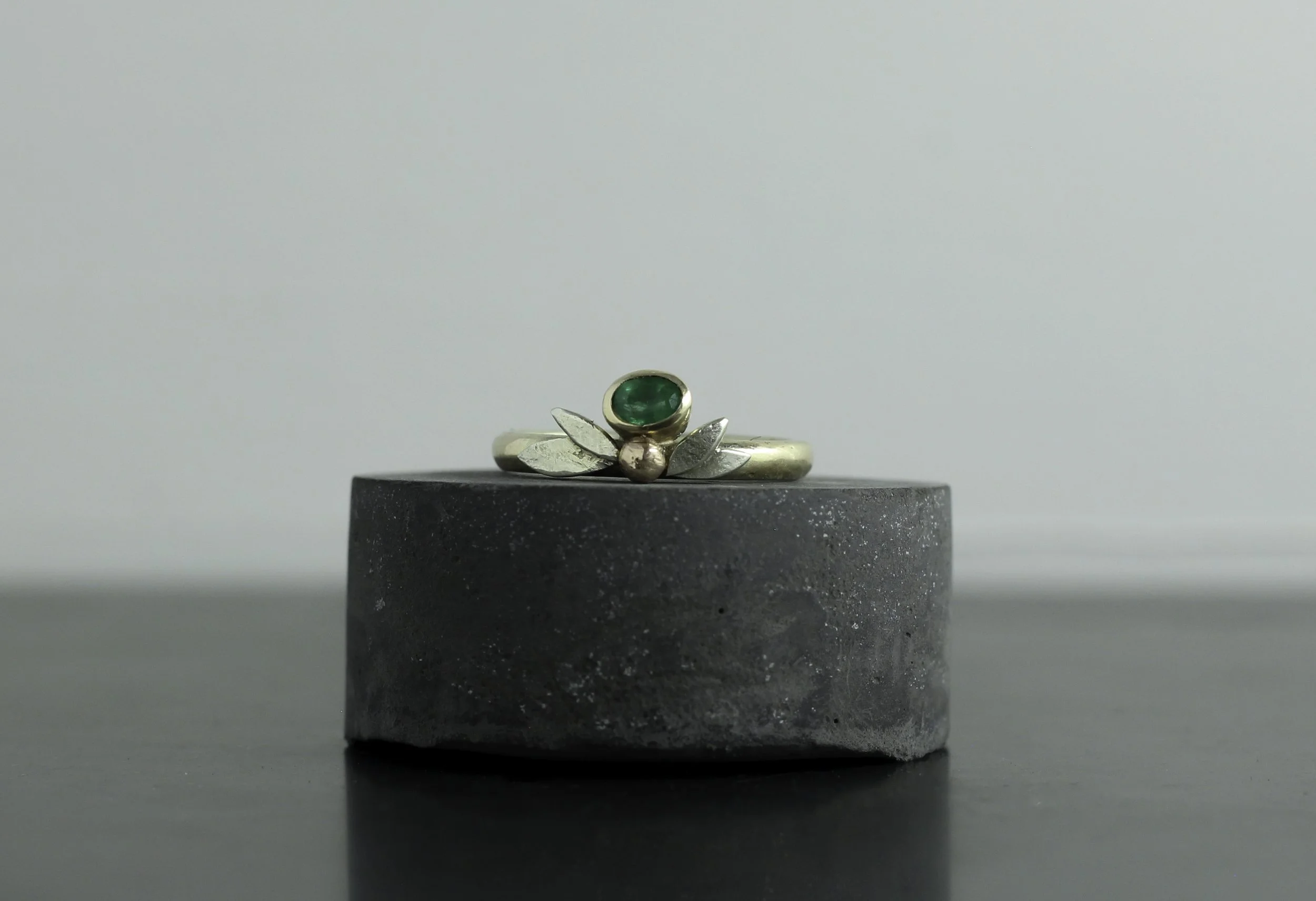 300 emerald on band ring front.jpg