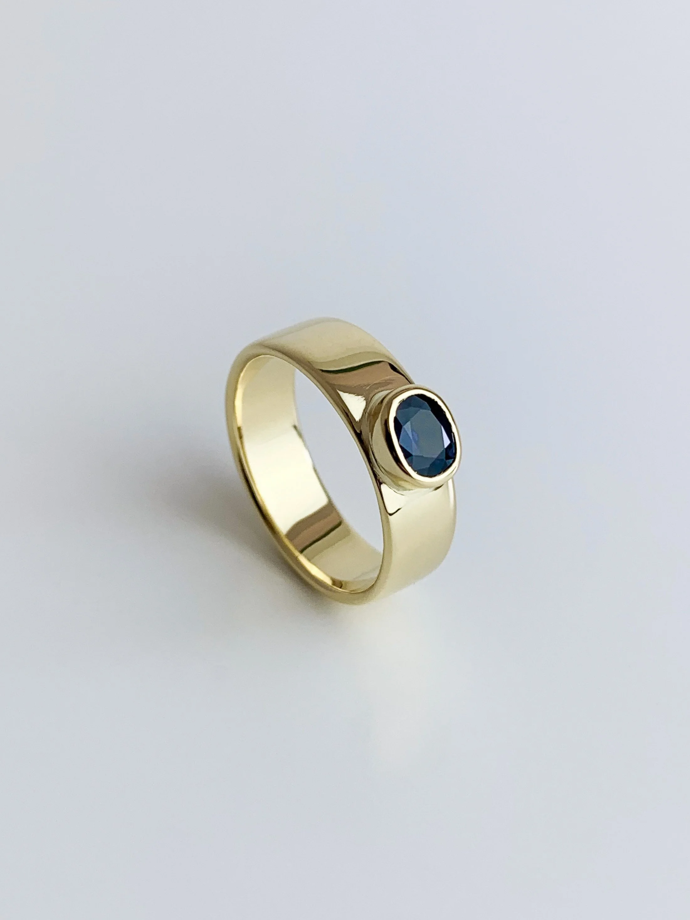 bureau-bakker_chunky-ring_saffier-18K.JPG