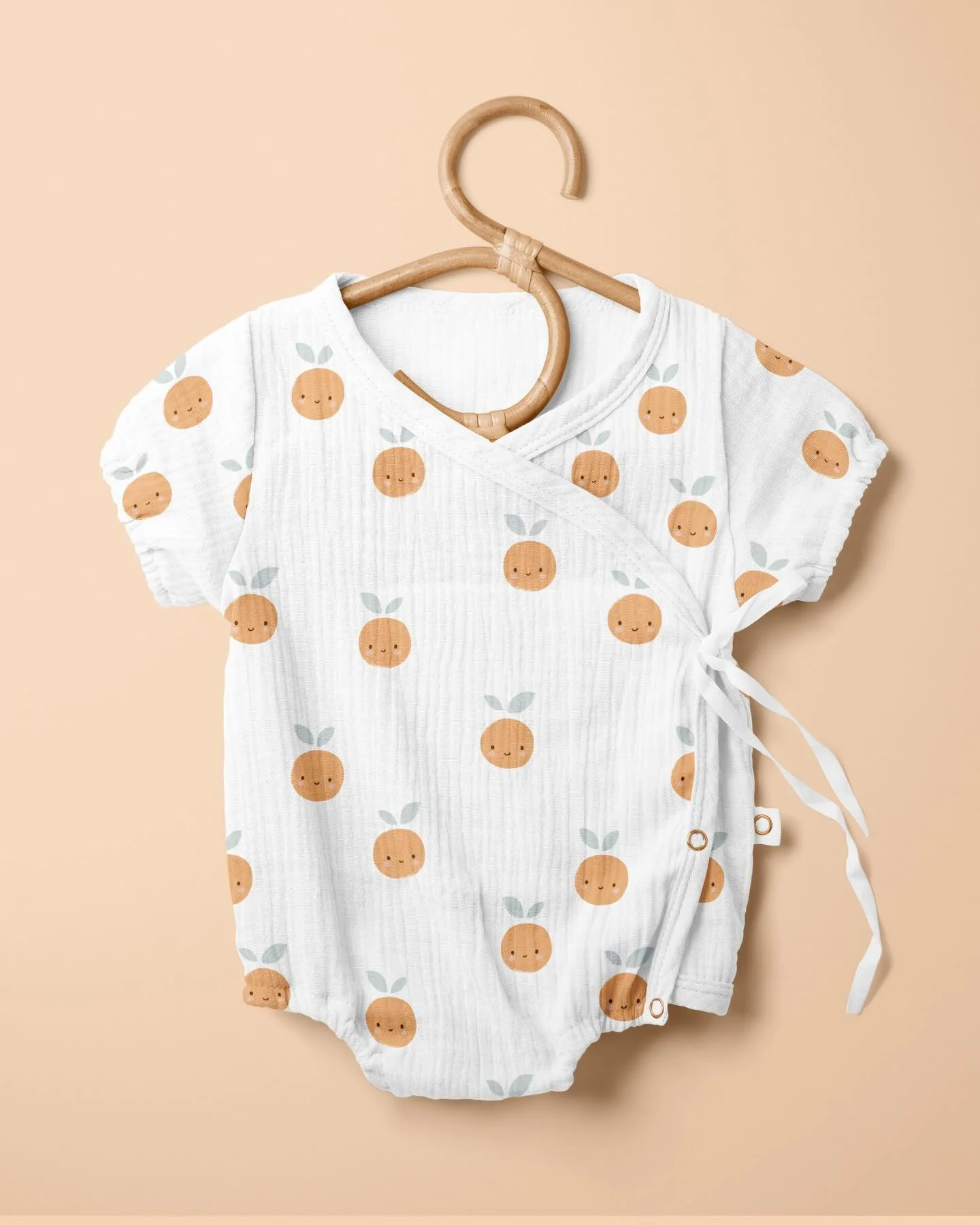 Some more mock-ups with yesterday&rsquo;s peach pattern 🤩

#75artwithgenna #75art2026 #surfacepatterndesign #babywear #cutepeaches