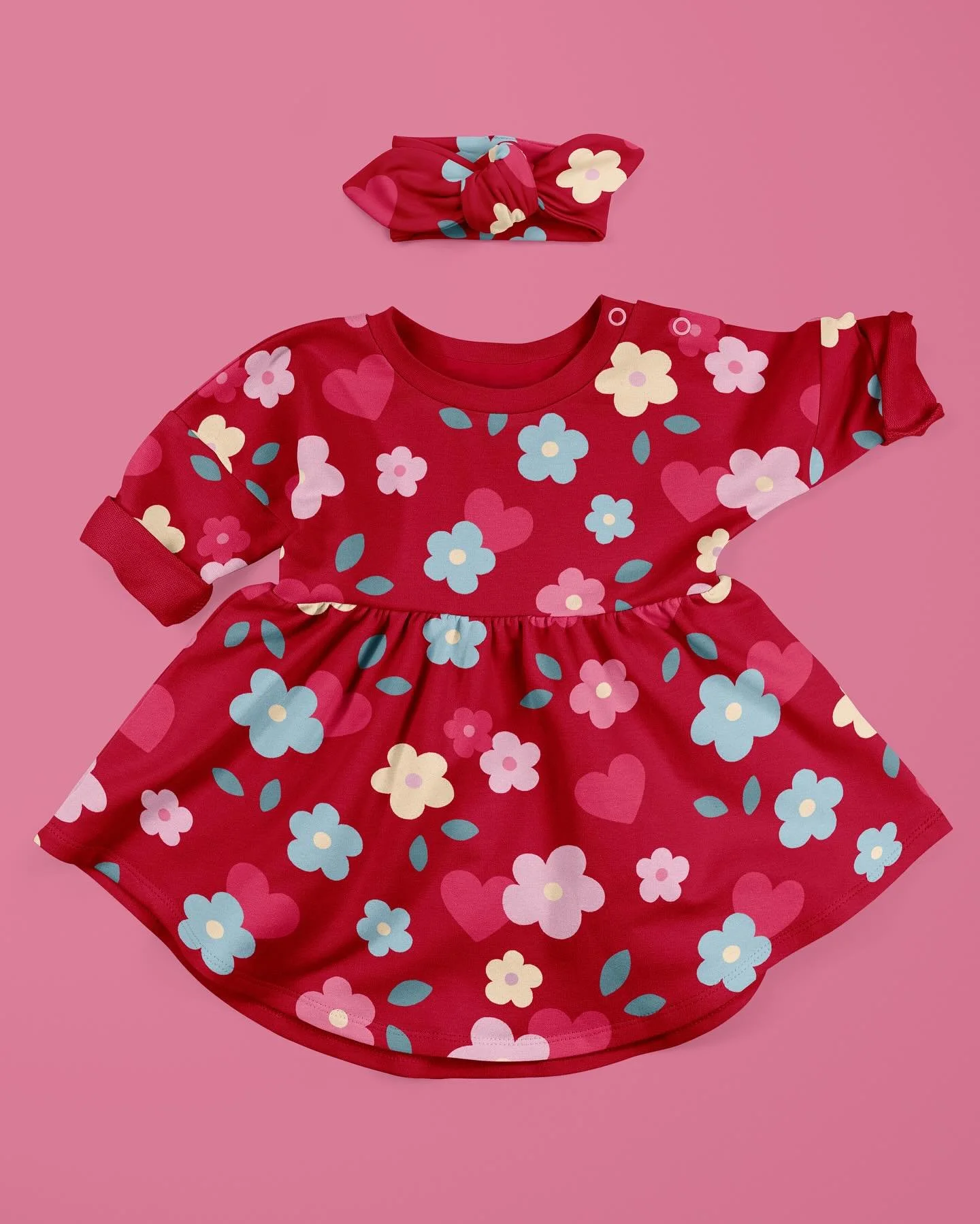 Happy Monday! 

Hearts and flower pattern for the Blooming Marvellous prompt by @thecolourcoop ❤️🌸

#surfacepatterndesign #patterndesign #floralpattern #kidsclothes #babyclothes #freelanceillustrator #creatsyofficial #artlicensing #heartsandflowers 