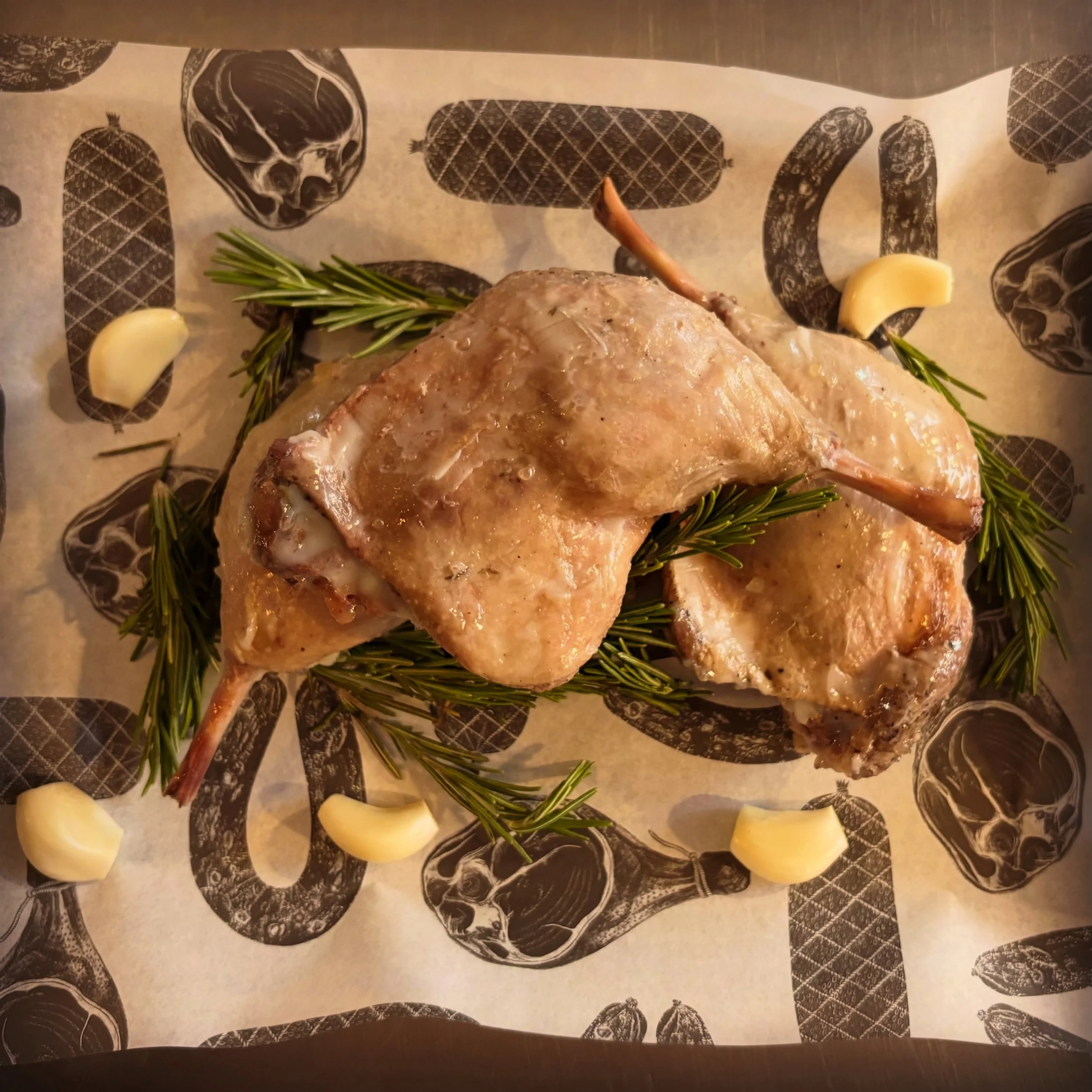 🦆🧄CONFIT DUCK LEGS! 🌿🦆
We have a treat for you today in the deli fridge, pre confit-ted rosemary &amp; garlic duck legs. All you need to do is sear them, then pop them in the oven until piping hot&hellip; Et voil&agrave; 🦆🌿🧄