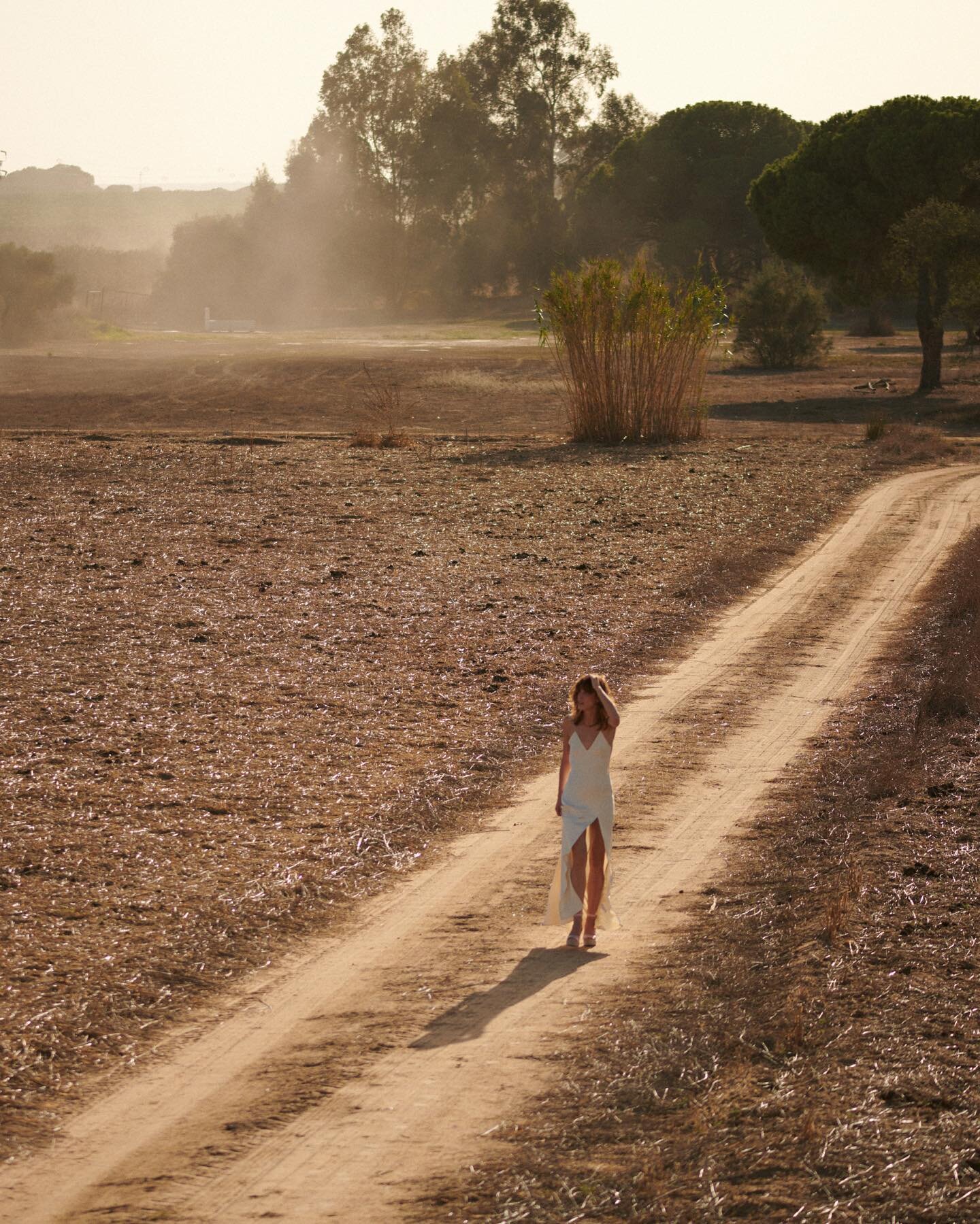 The Runaway Bride 🌾 @lorellerayner 

The Spring Bridal Collection for @penelopechilvers shot in and around an old bullring at the historic farmhouse Kukutana in Do&ntilde;ana National Park.

~ Made in Spain 🇪🇸🧲