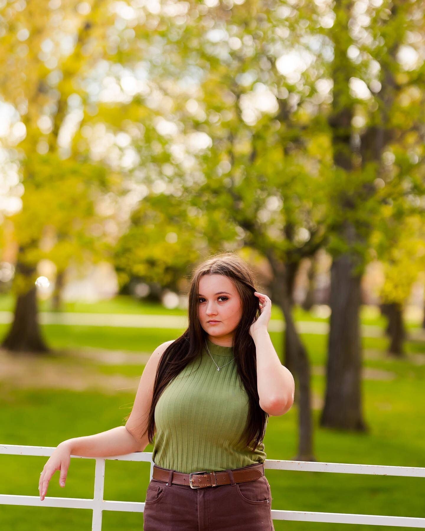 I took @_evehodgins_ senior pics this spring and WOWOWOWOOW!!!! She just blows me away in every image. Her outfits are on point and I love the sunshine warmth in her images. 🌞🫶🏼📷