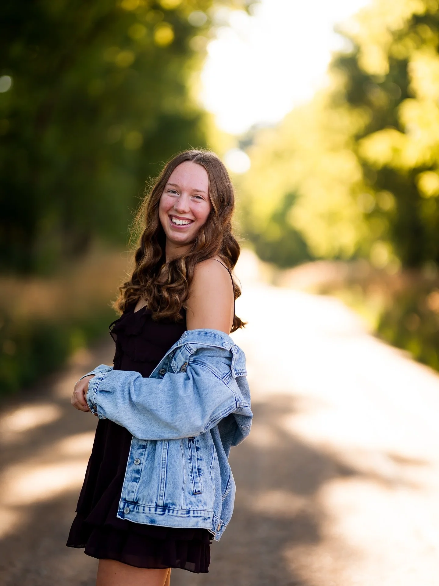 hiiiiii from this gorgeous gal @audrey.lange13 &mdash; soooo fun photographing her!!!! 🫶🏼📸🤩