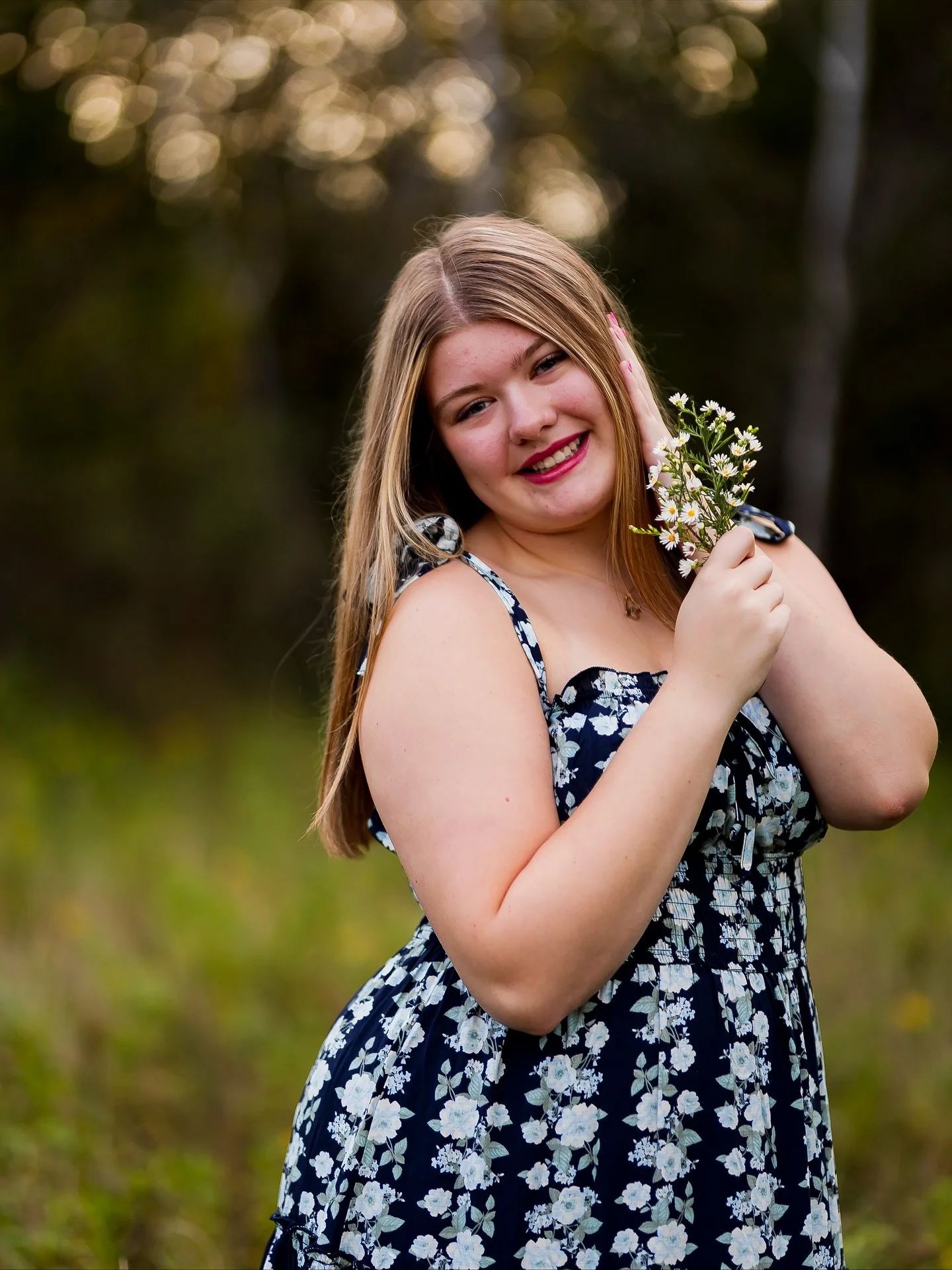 sooooo pretty @kaeleighannee &mdash; first set of senior photos 🫶🏼✨☺️