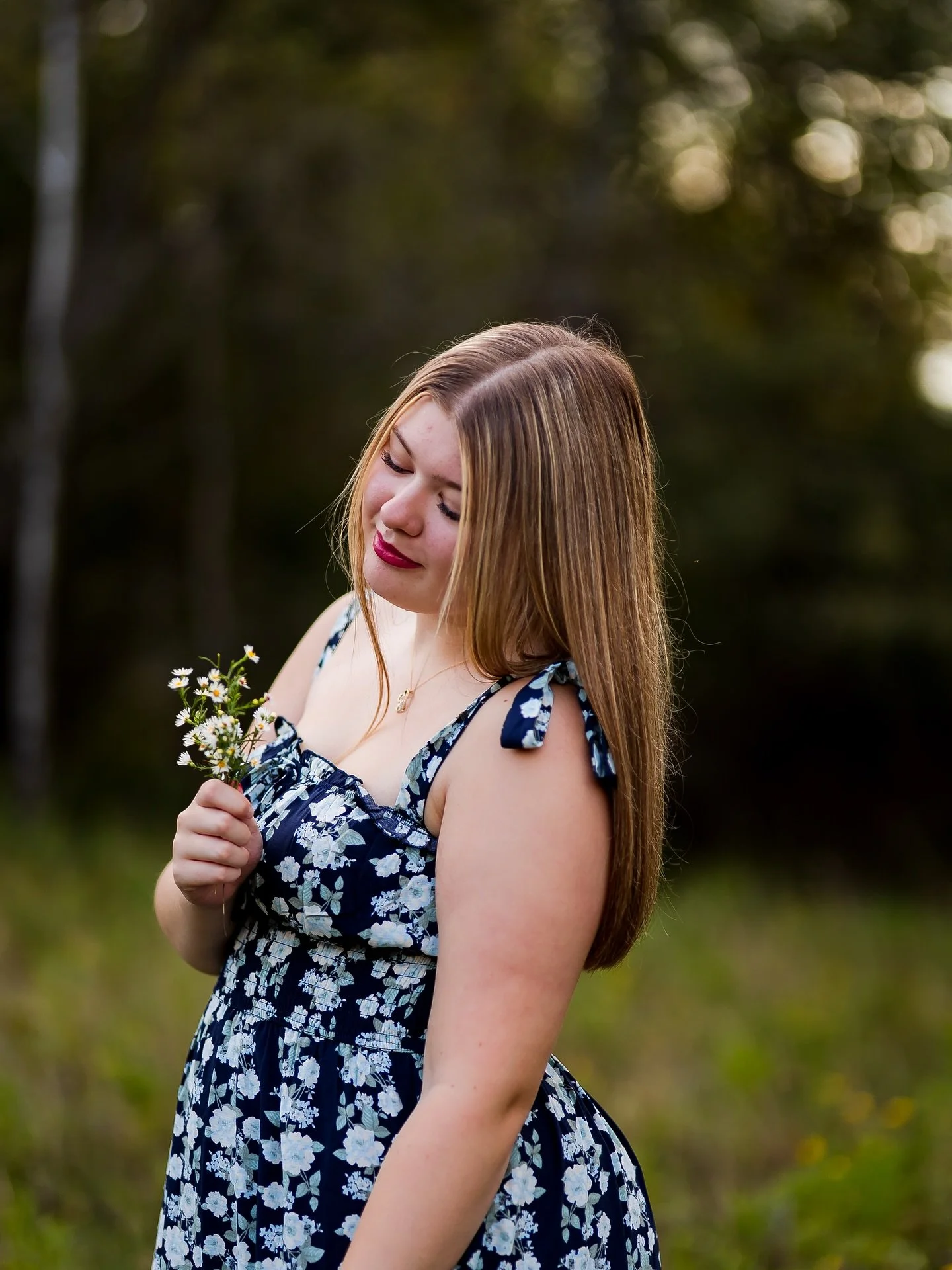 sooooo pretty @kaeleighannee &mdash; first set of senior photos 🫶🏼✨☺️