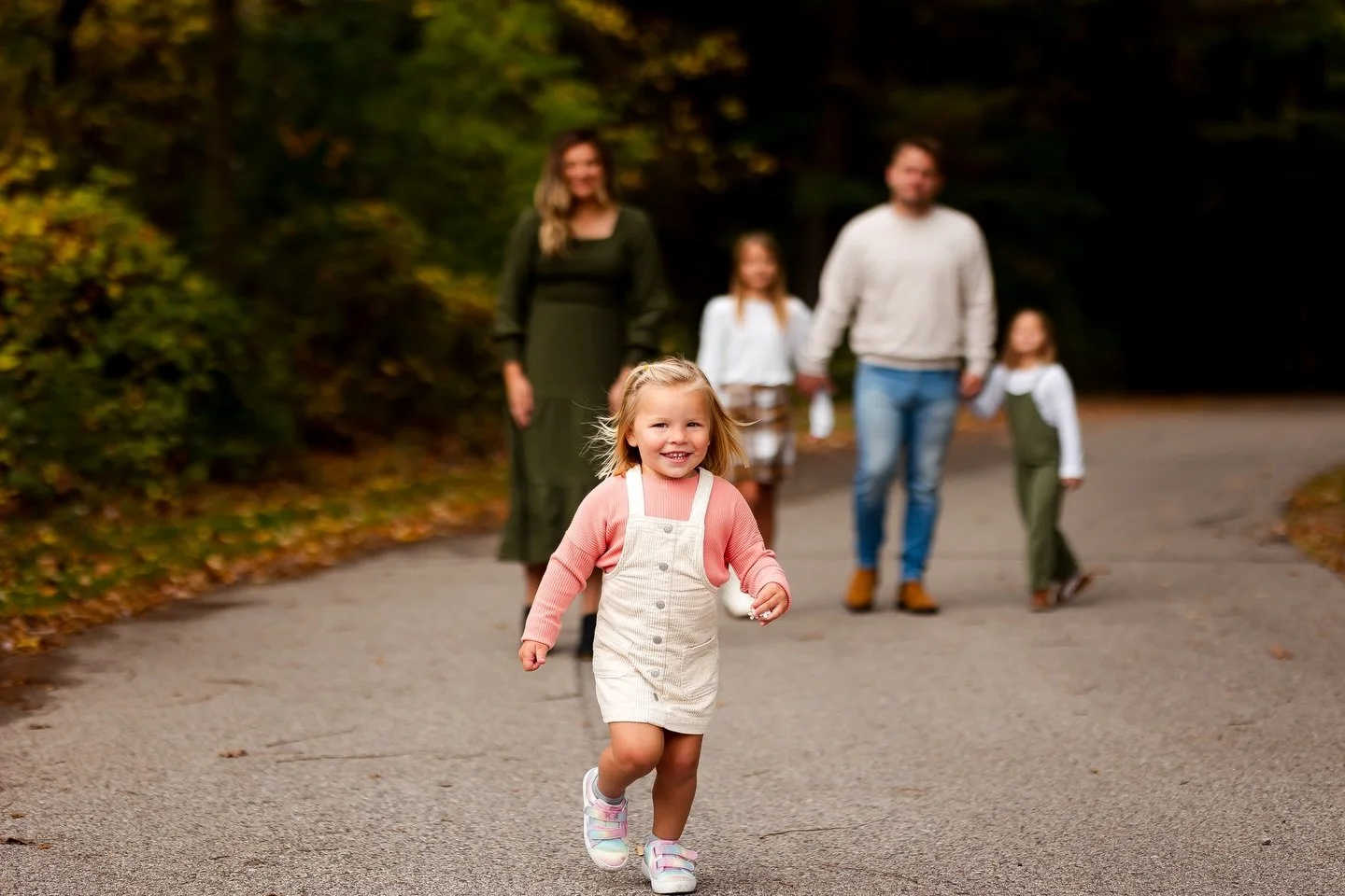 sisters are the BEST&mdash; these sweet busy bees had such a BALL during our family session! I am leaning into letting kiddos run free and seeing what happens&hellip; absolutely love it and this family! 🫶🏼✨🍂
