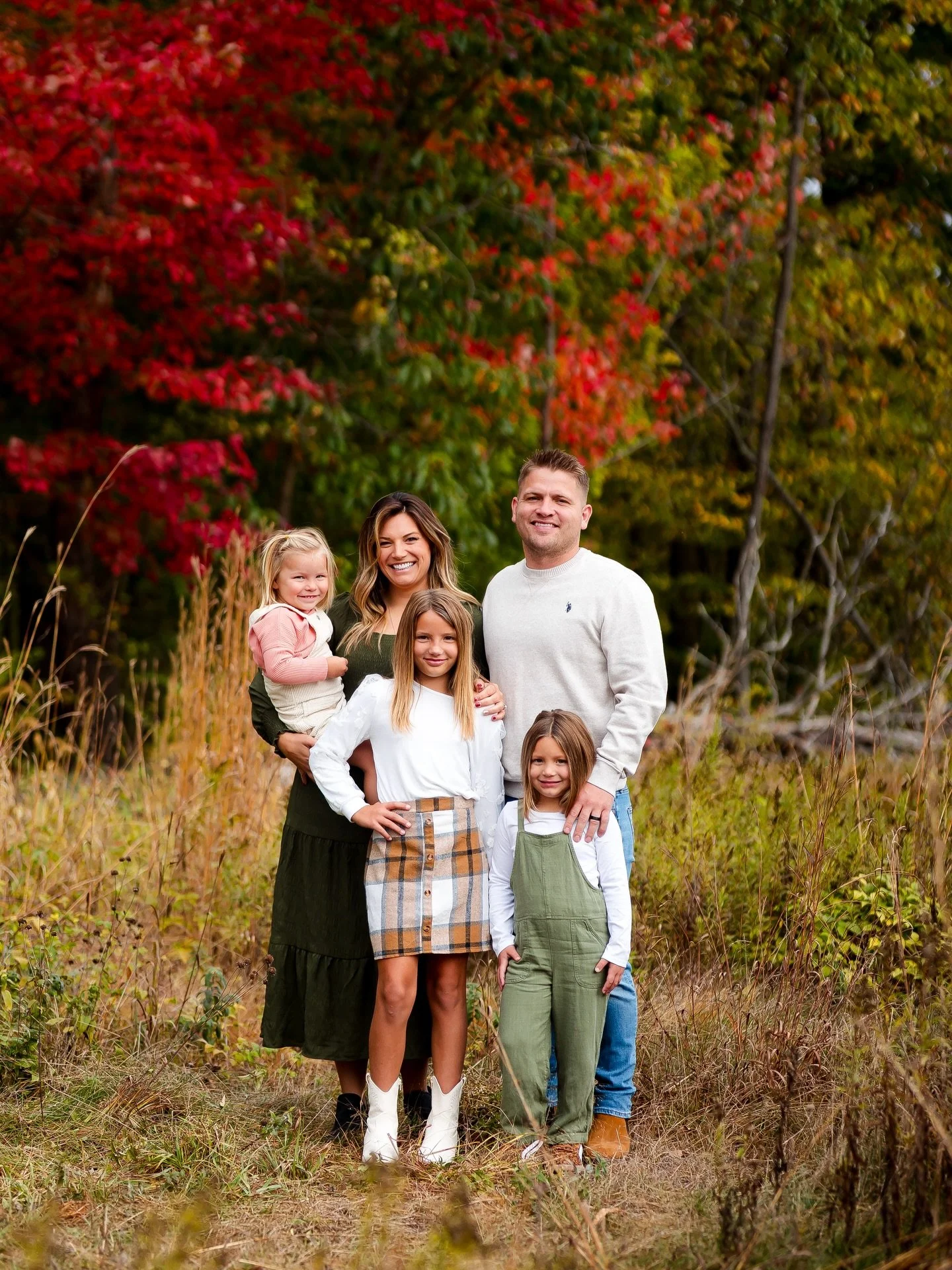 sisters are the BEST&mdash; these sweet busy bees had such a BALL during our family session! I am leaning into letting kiddos run free and seeing what happens&hellip; absolutely love it and this family! 🫶🏼✨🍂