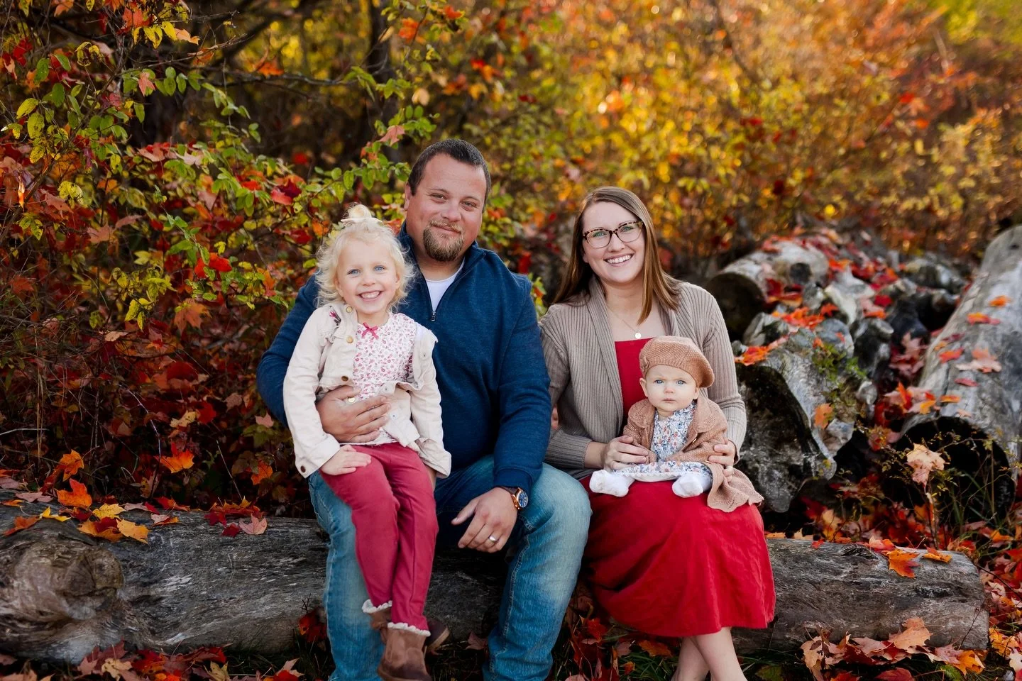 ooooo my this family&mdash; love love love! Lena and Skyler the best little sisters everrrrr! They both are so smiley and so attentive. 🫶🏼🥰📸
