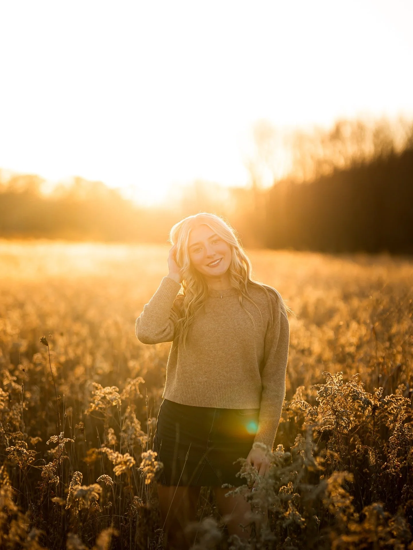 The stunning @izabelle.lalone girl making my late fall dreams come true&hellip; these brown golden tones are my absolute favorite to photograph seniors in, the dried golden rod gives the perfect effect when the sun hits it! My my pure magic!!!! 🫶🏼?