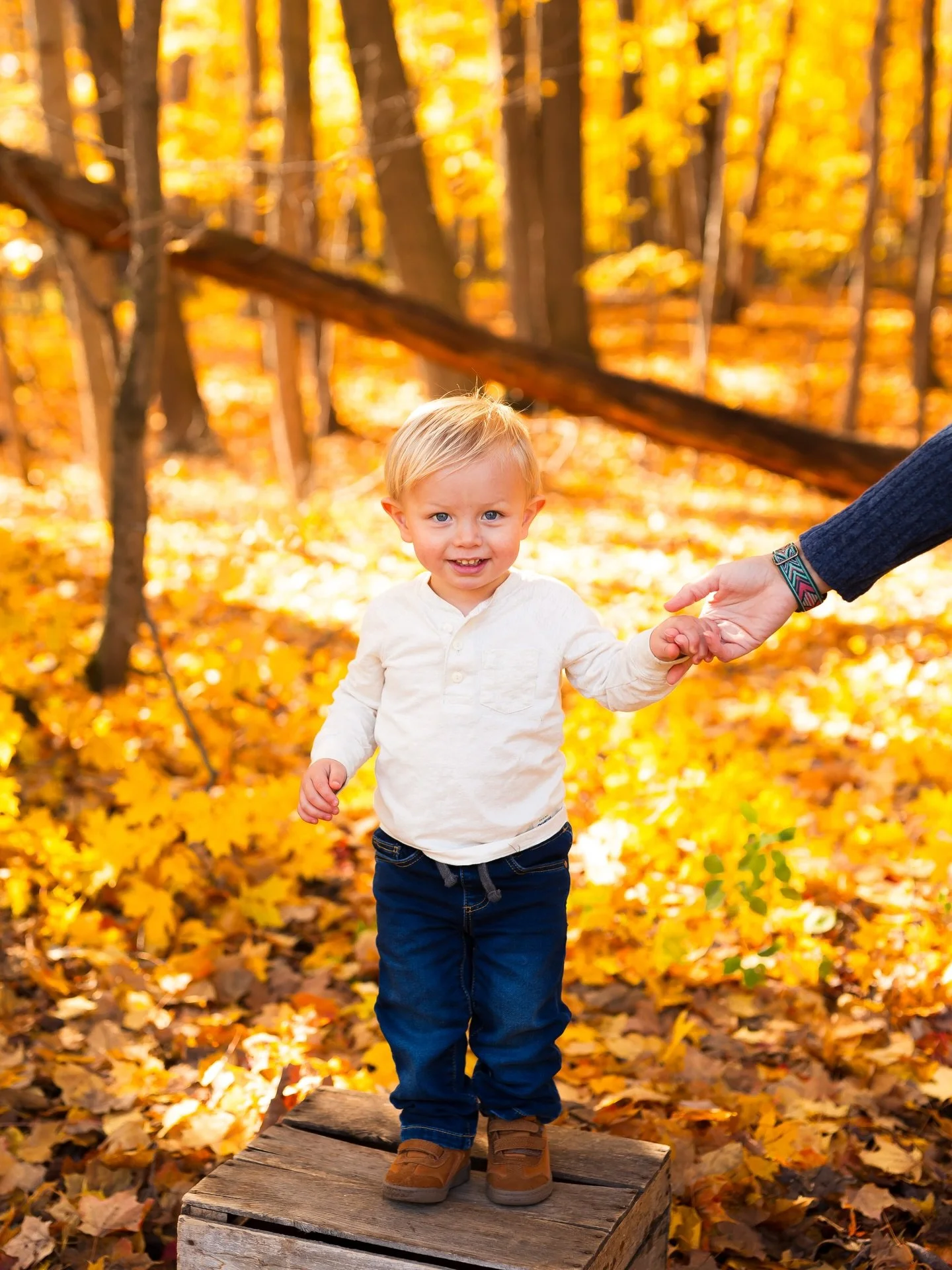 YAY for getting the littles to smile by having them hold mom and dad&rsquo;s hand then jumping off a box! Whatever works to make photo sessions FUN! 🫶🏼😊