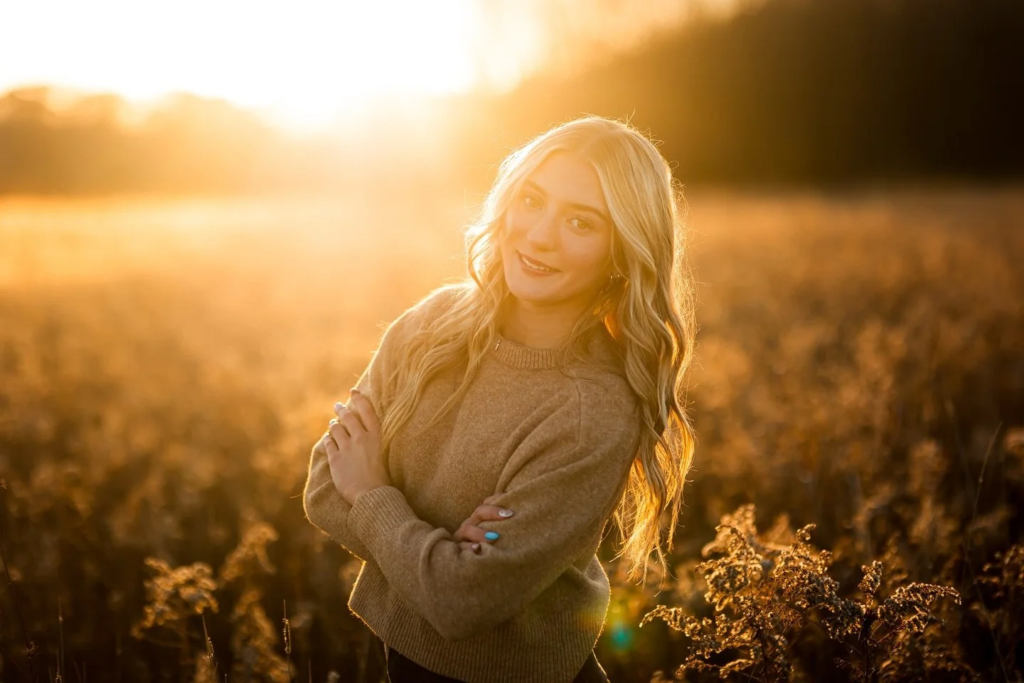 The stunning @izabelle.lalone girl making my late fall dreams come true&hellip; these brown golden tones are my absolute favorite to photograph seniors in, the dried golden rod gives the perfect effect when the sun hits it! My my pure magic!!!! 🫶🏼?