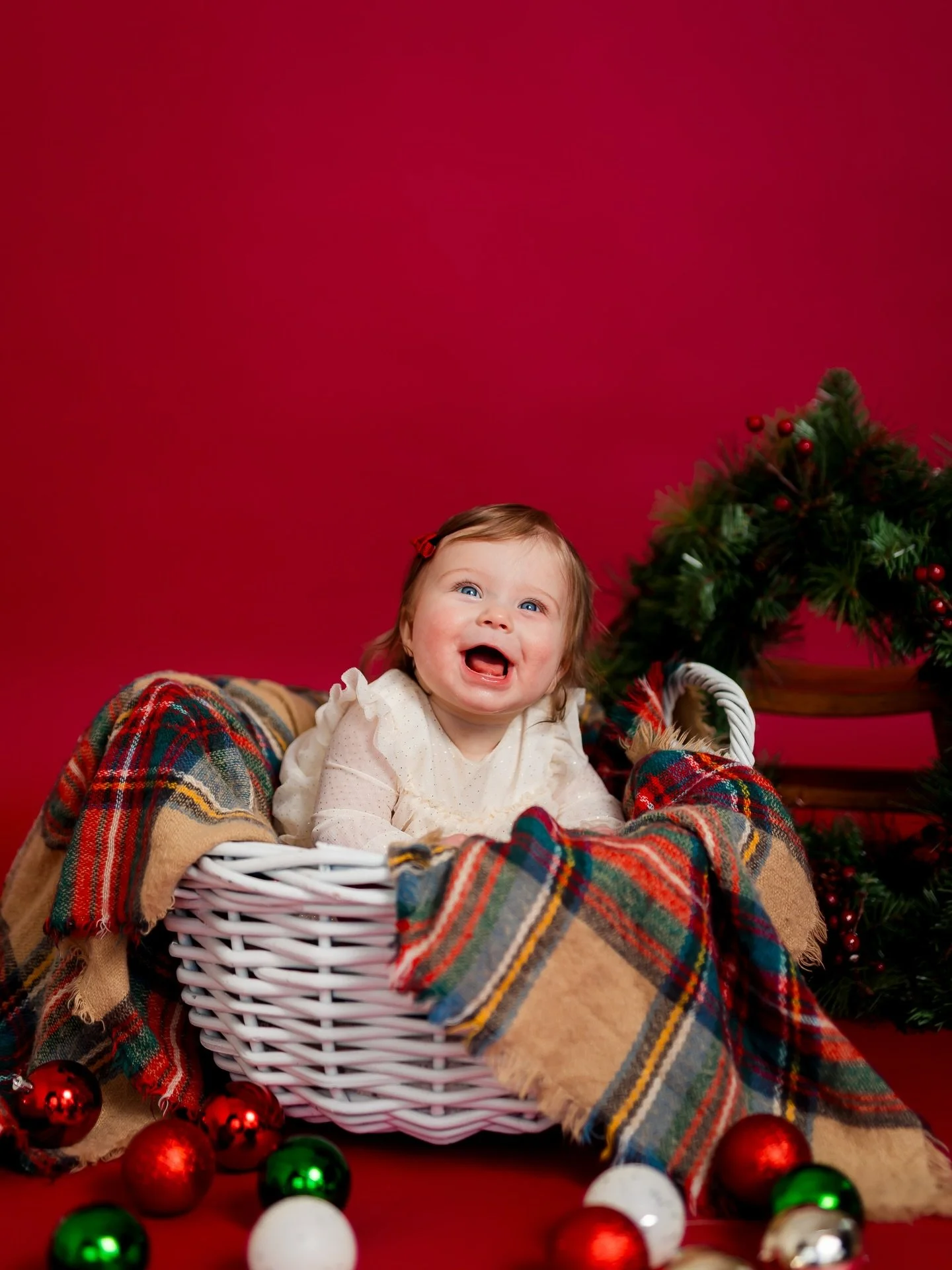 hope you all had a wonderful holiday&mdash; loved having this little in front of my camera smiling away for her 6th months photos! 🫶🏼📸💛