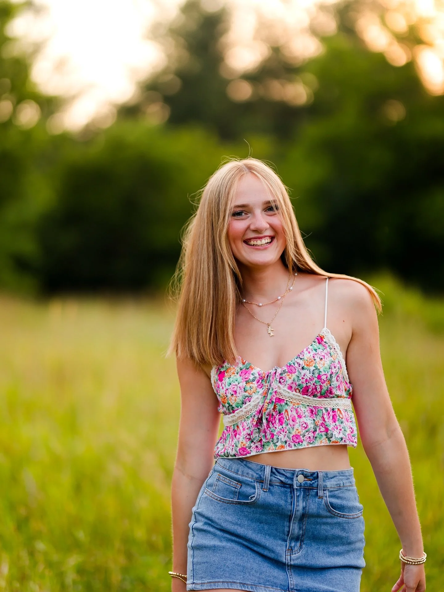 omgggggg if I could photograph @liv_mollitor every single day &mdash; I would! We clicked immediately and laughed our way through her senior sessions! 🥹🫶🏼✨🌻📸
