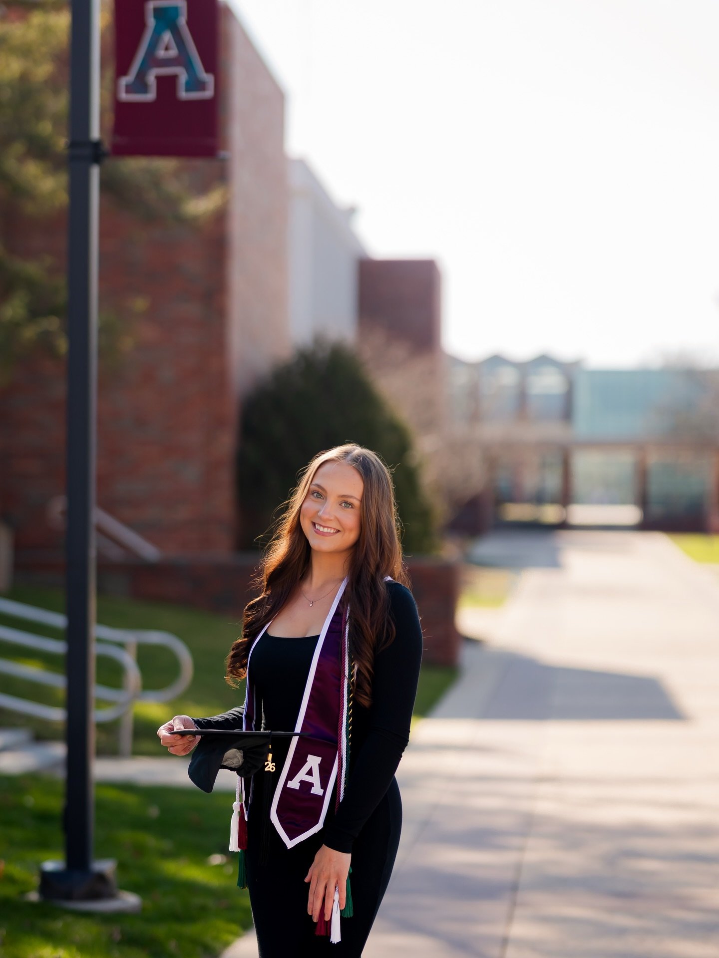 Alma College Grad!!!! My girl @elanapotie &mdash; we legit had the most perfect day with warmth and sunshine! 🫶🏼✨🎓

#almacollege #collegegrad #collegealumni #gradpics