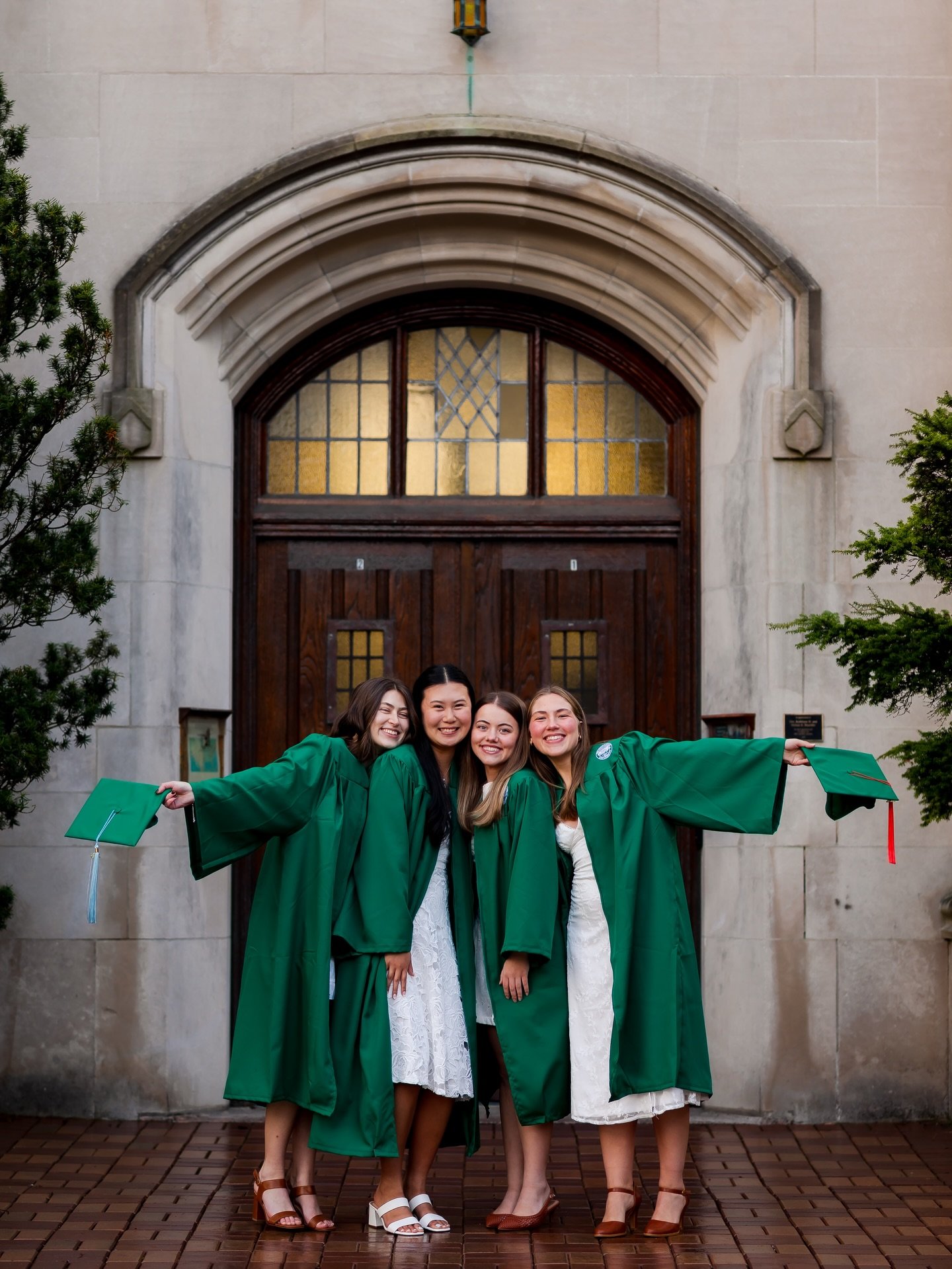 Ekkkk I absolutely loveeeee these MSU Grad Girlies! We had the MOST fun running around campus skipping and giggling our was through our sesh! 🫶🏼✨🎓📸 

#graduation #gradphotos #gradpics #msugraduate
