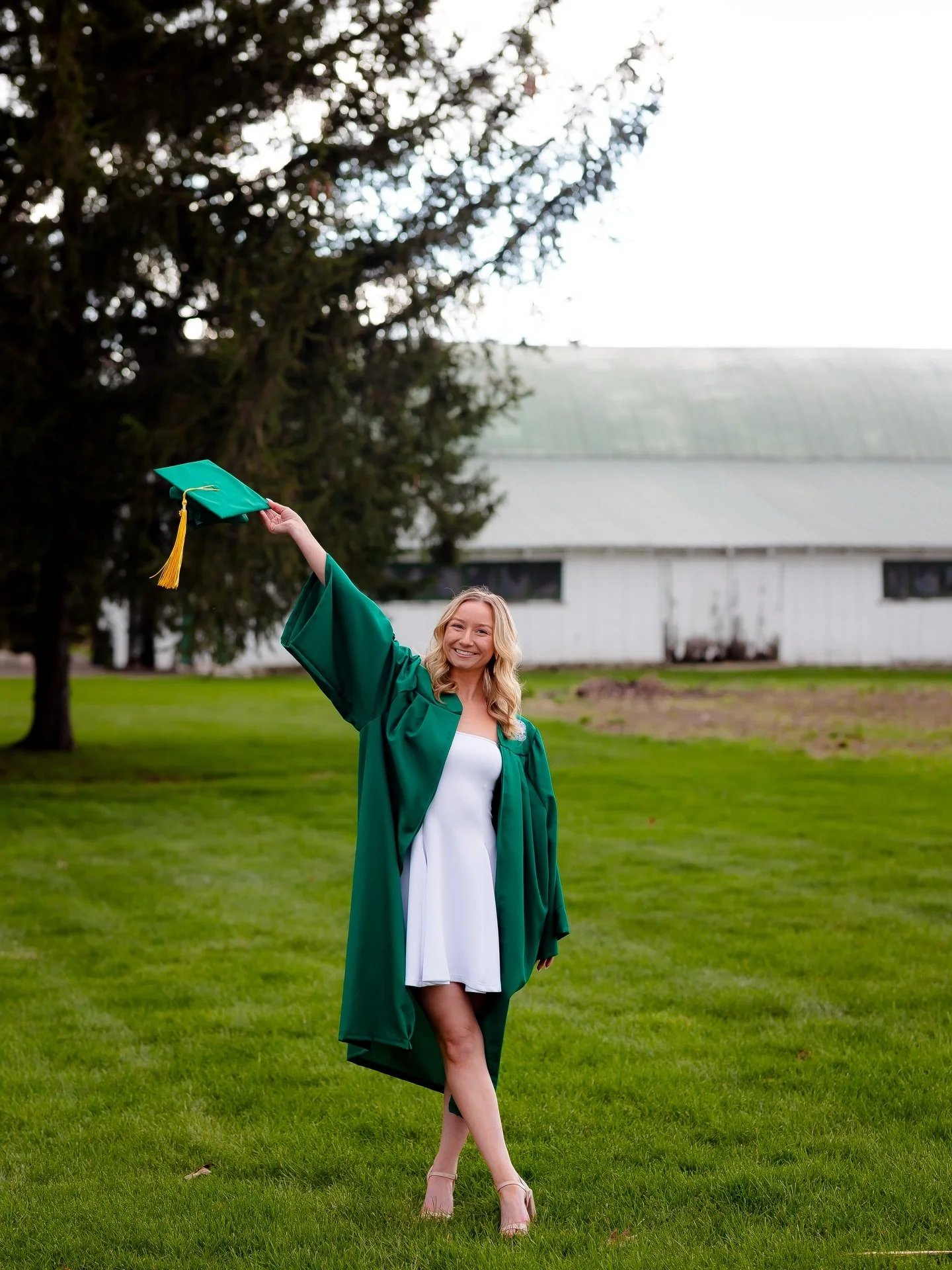 grad pics at home at your family farm&hellip; absolutely &amp; yes plz!!!! I loved my time w/ @_morganpace_ taking all these cute pics! 🫶🏼🌱📸✨🎓