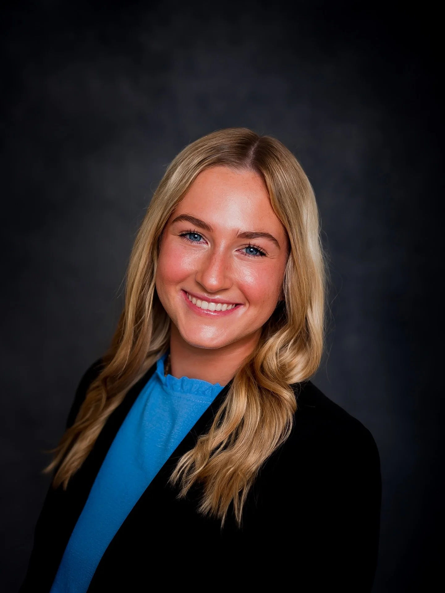 I LOVEEEEE a good headshot!!!! You never can go wrong updating your email profile pic! Irie was soooo fun to photograph! 😊