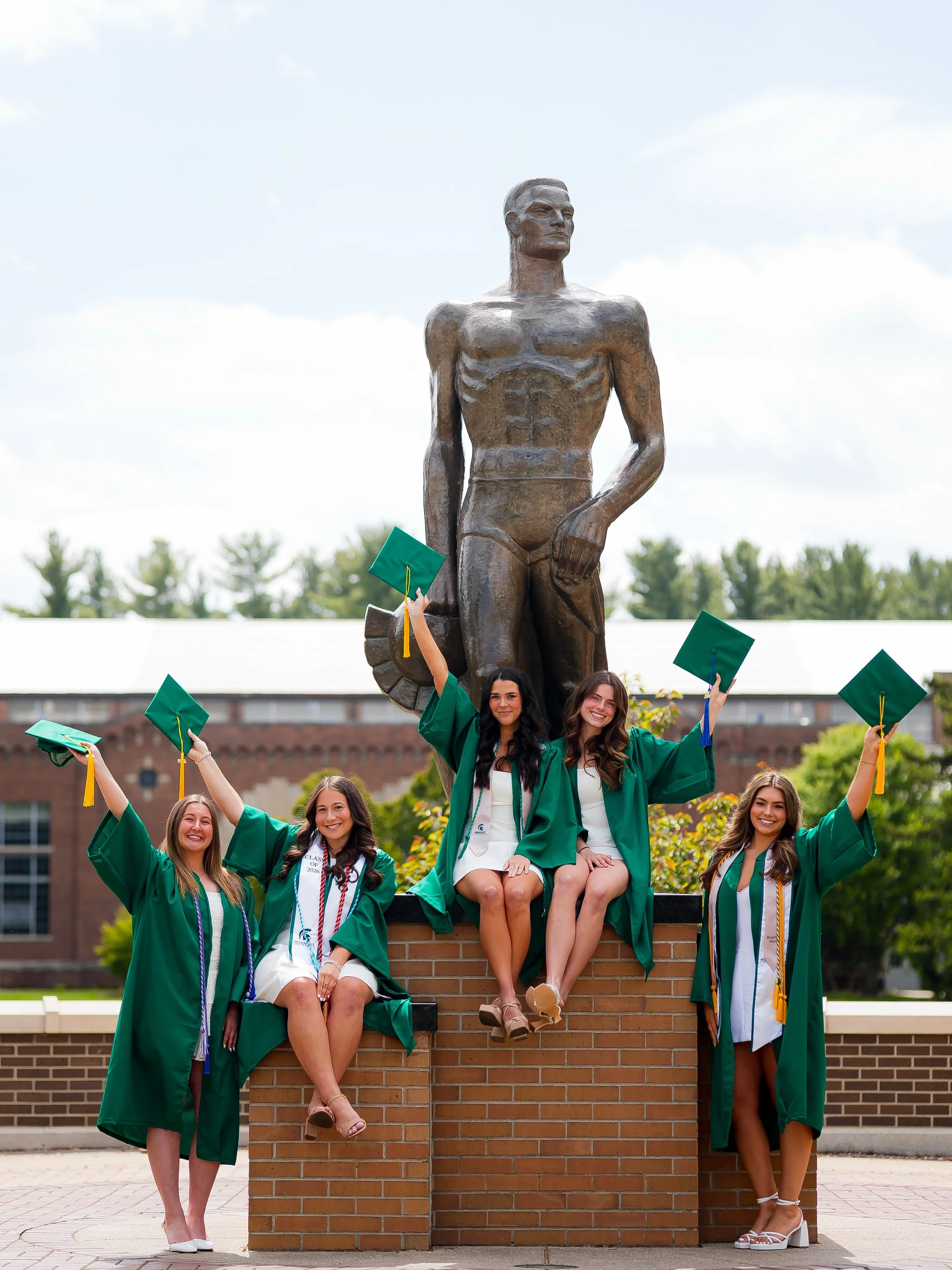 SWEETEST GRAD GROUP loved hanging with these ladies 🥹⭐💚🍾✨📸 @grace_heffner