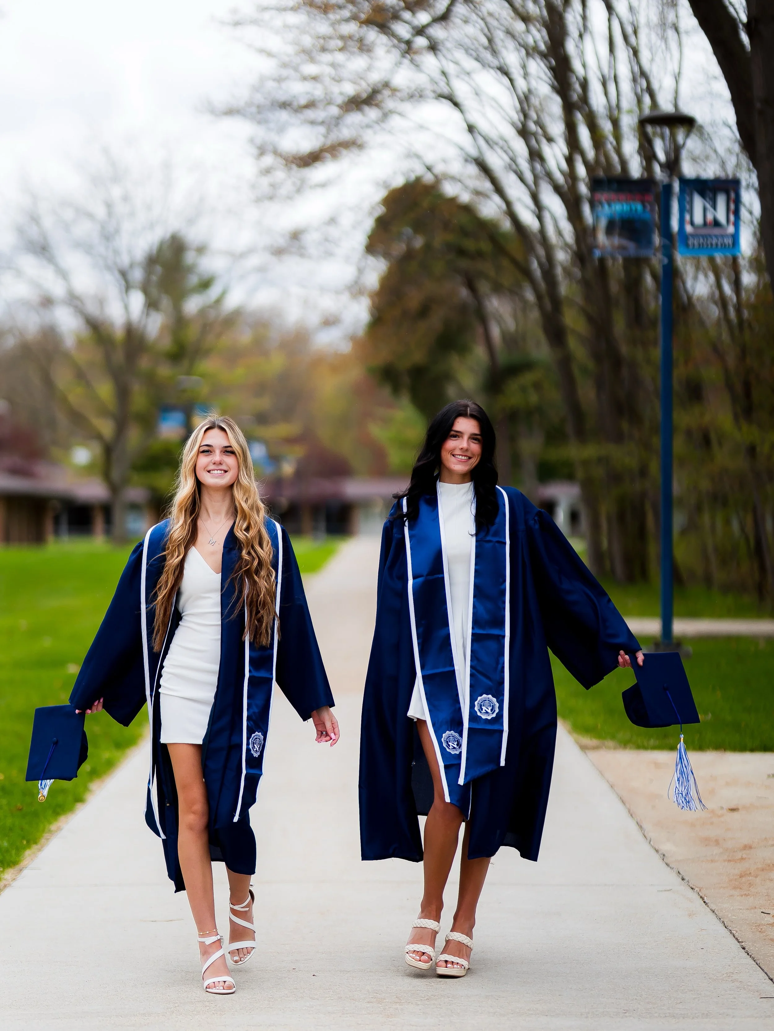 I adore these ladies🍾🎓🤟🏼✨ @makayleecurtiss @emma_lauria9