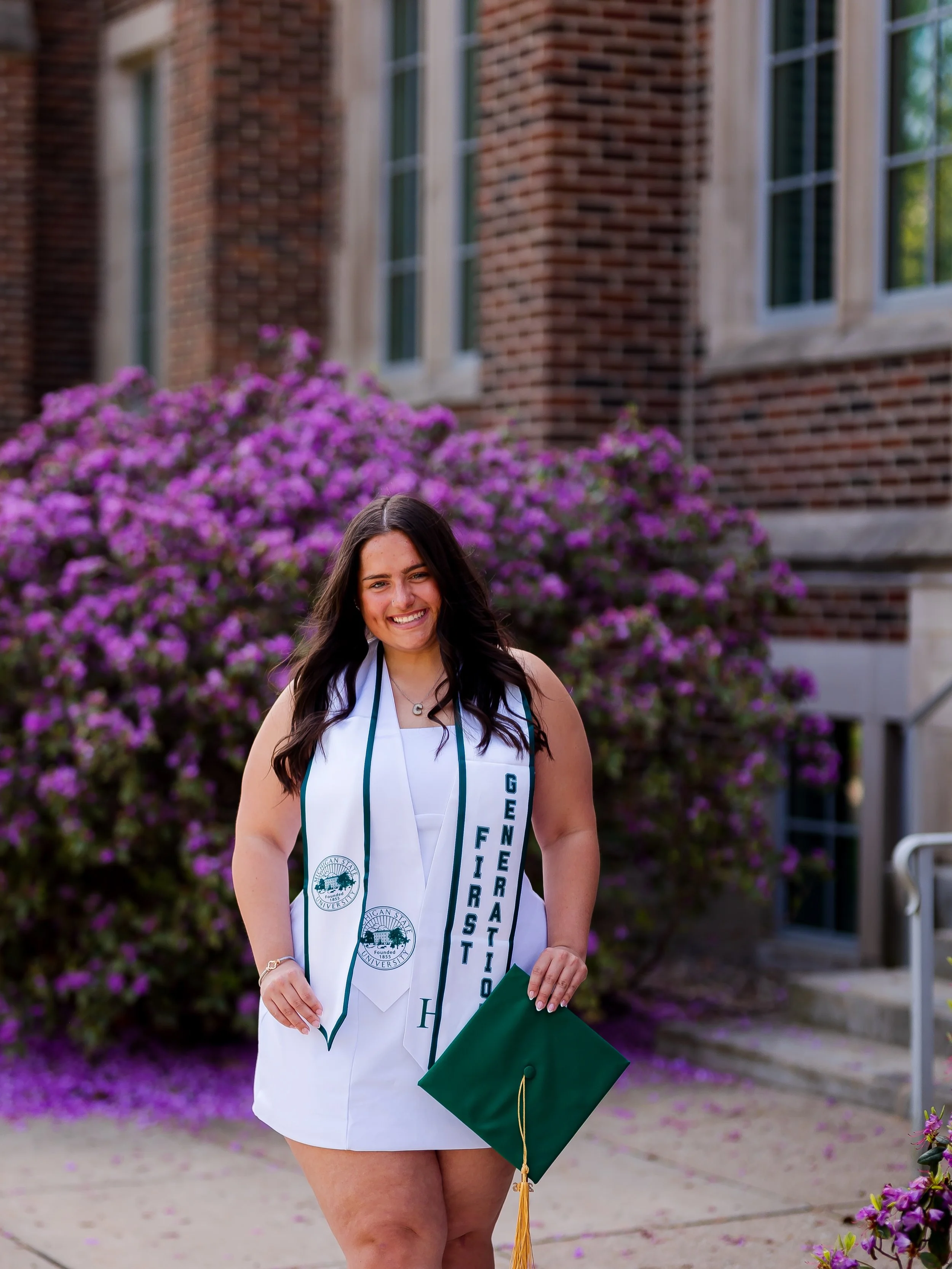 screaming at how cutie @cassidyy.allen is in her grad pics 🤟🏼🎓✨