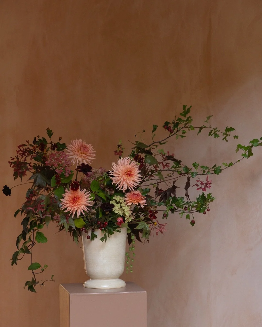 Yesterday I had the most special day with Sarah @simplybyarrangement at her home in Yorkshire. Sarah is so warm and helpful and I learnt a lot. It was a big treat to spend time in such a beautiful place surrounded by flowers and her incredible cerami
