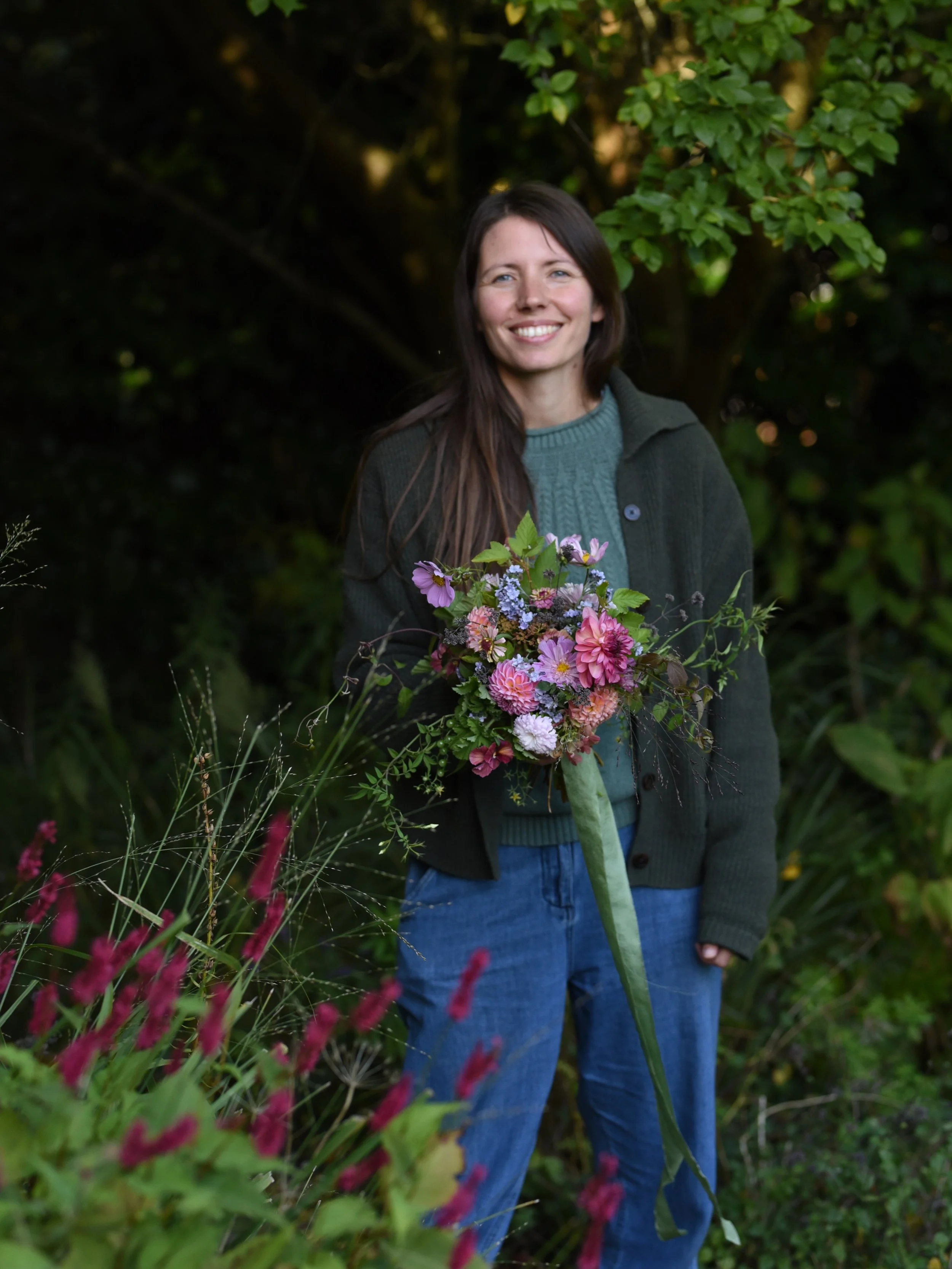 A few more pictures from my special treat of a day with Sarah @simplybyarrangement 

After doing the urn in the morning I asked Sarah to help me with bouquets in the afternoon. They&rsquo;re not something I ever make as everything tends to go into a 