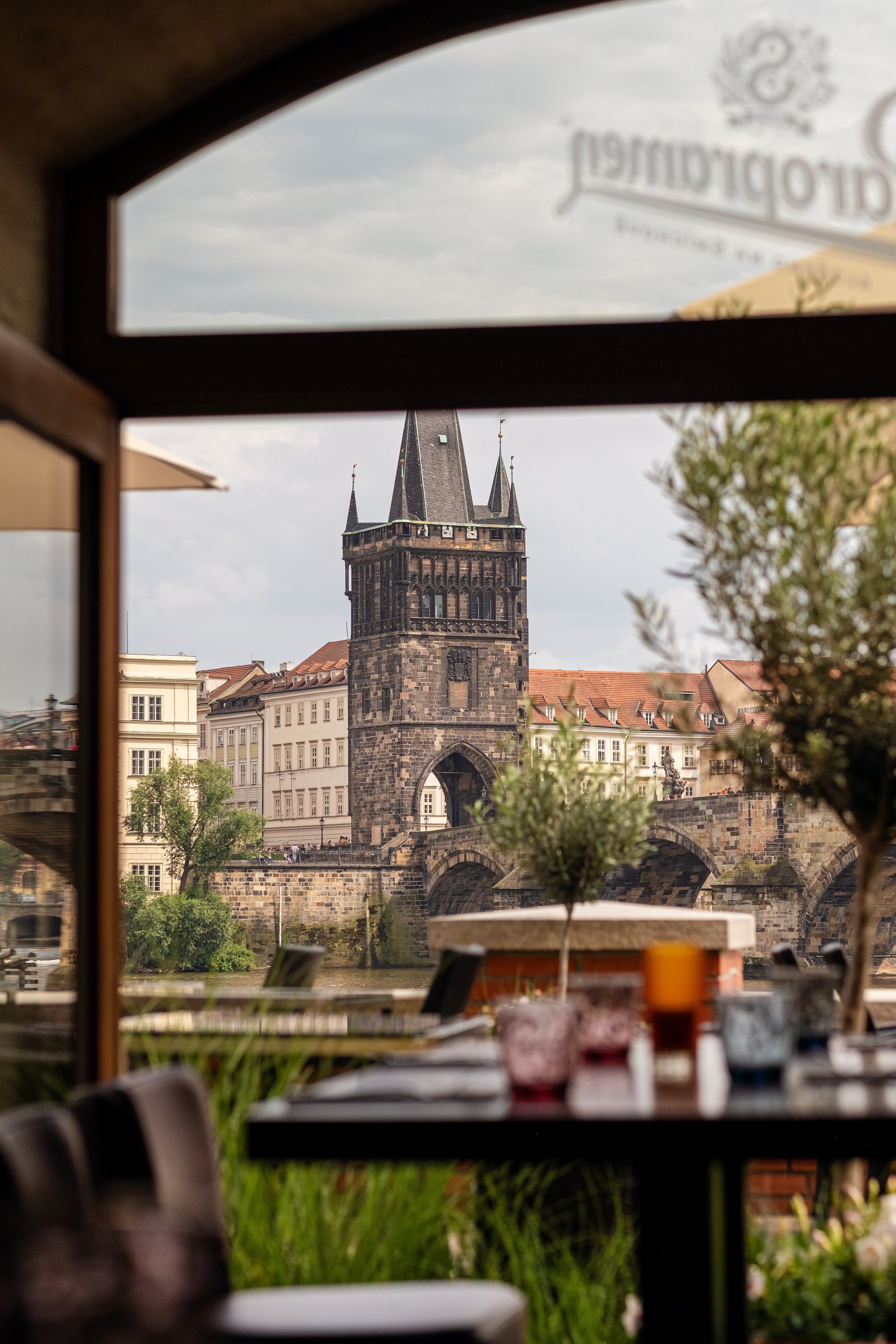 BRICK'S Restaurace nabízí jedinečný výhled na ikonický Karlův most a spojuje kulinářskou dokonalost s historickým šarmem. Ideální pro nezapomenutelný kulinářský zážitek.