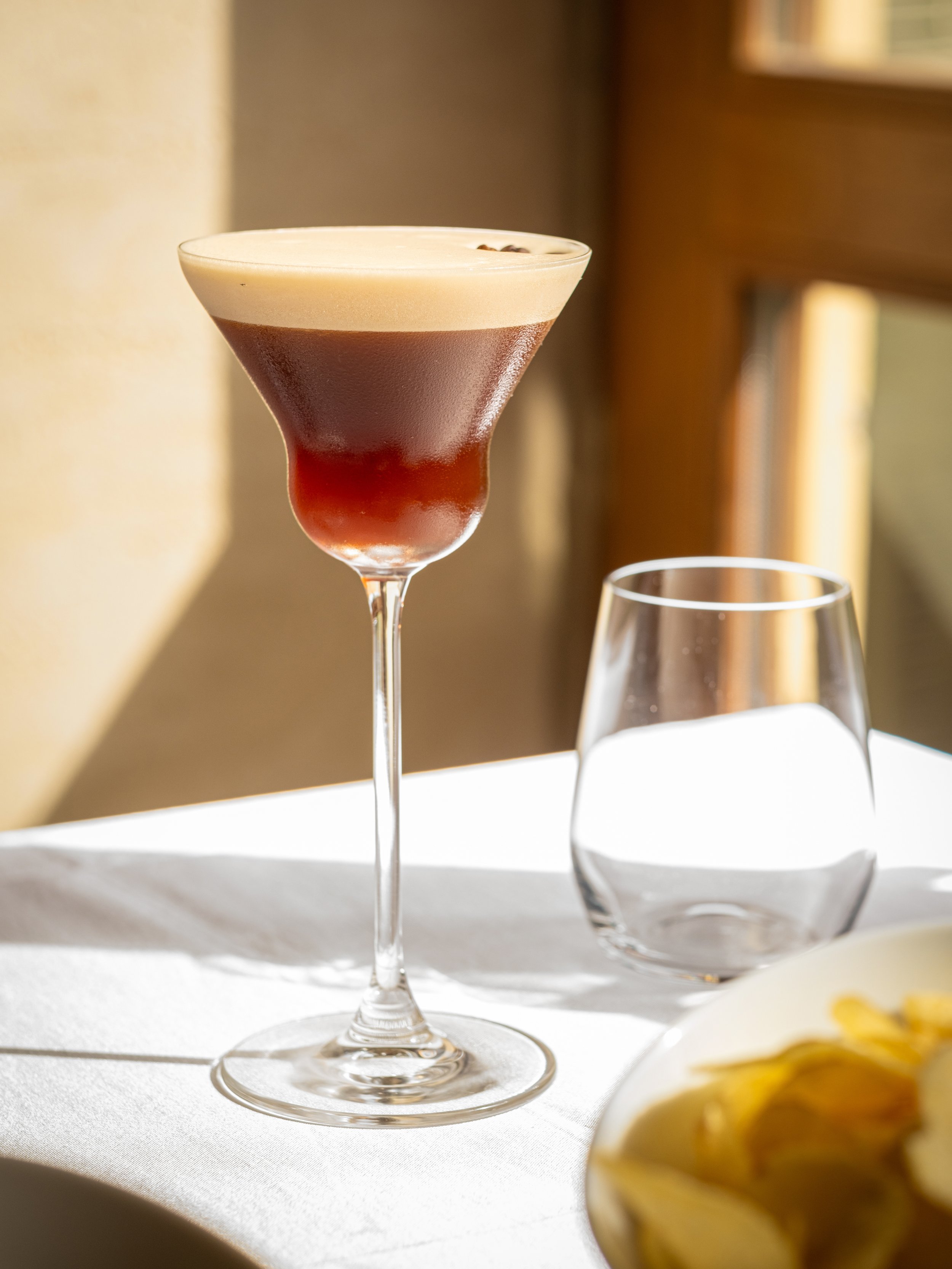 Hladké kávové martini z BRICK'S, dokonalá kombinace bohaté kávy a prémiových lihovin, zachycená na pozadí našeho elegantního pražského prostředí. Ideální nápoj, který pozvedne každý večer.