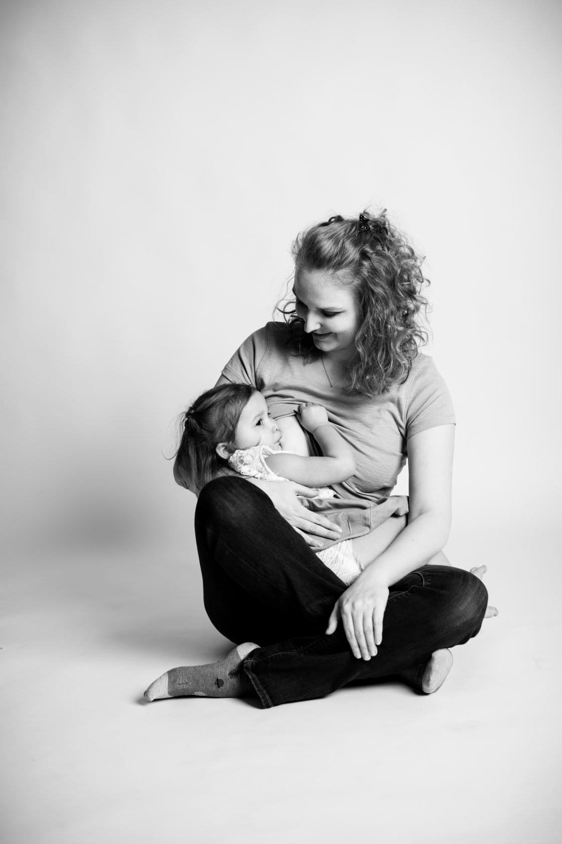 mom breastfeeding baby, breast feeding course