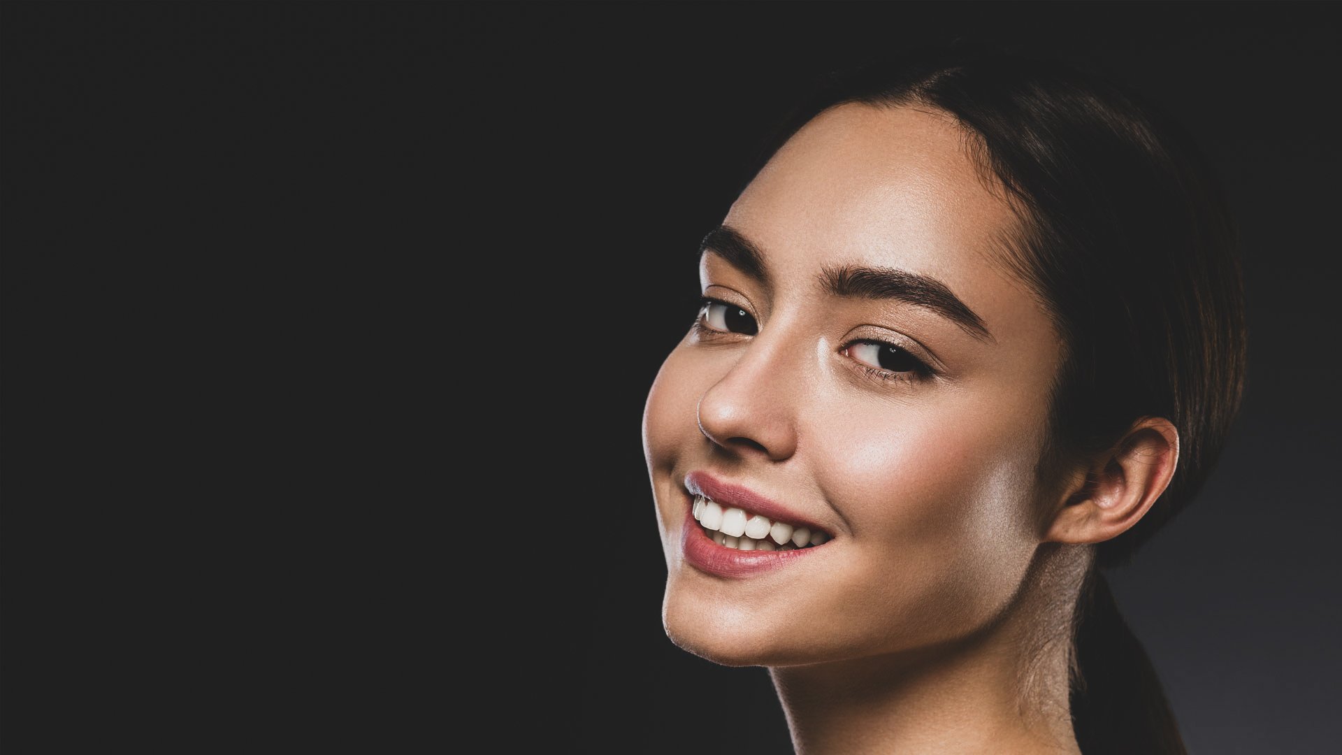 Banner publicitario de una mujer sonriendo relajada. El texto invita a experimentar la odontología sin miedos y a agendar un turno en Pineda Dental Studio para descubrir tratamientos confortables y eficientes con tecnología de Láser de Diodo caba