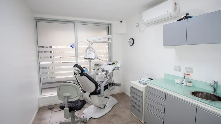 Consultorio odontológico con equipamiento e instrumental en Pineda Dental Studio, Recoleta, CABA