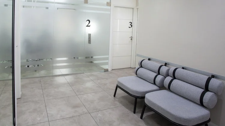 Consultorios 2 y 3 y espacio de espera dentro de Pineda Dental Studio, Recoleta, CABA