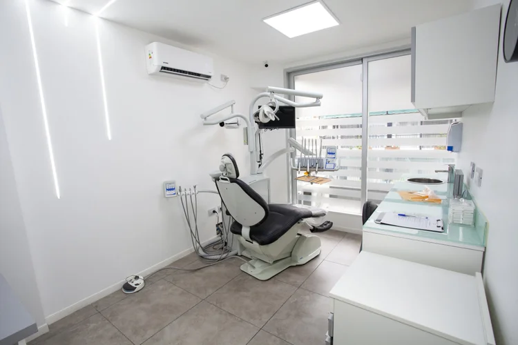 Consultorio dental equipado y preparado para una consulta en Pineda Dental Studio, Recoleta, CABA