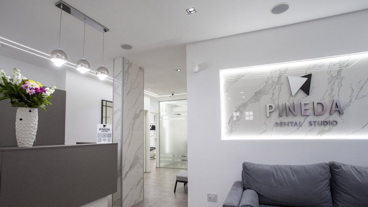 Ingreso y recepción de Pineda Dental Studio, clínica dental en el corazón de Recoleta, CABA