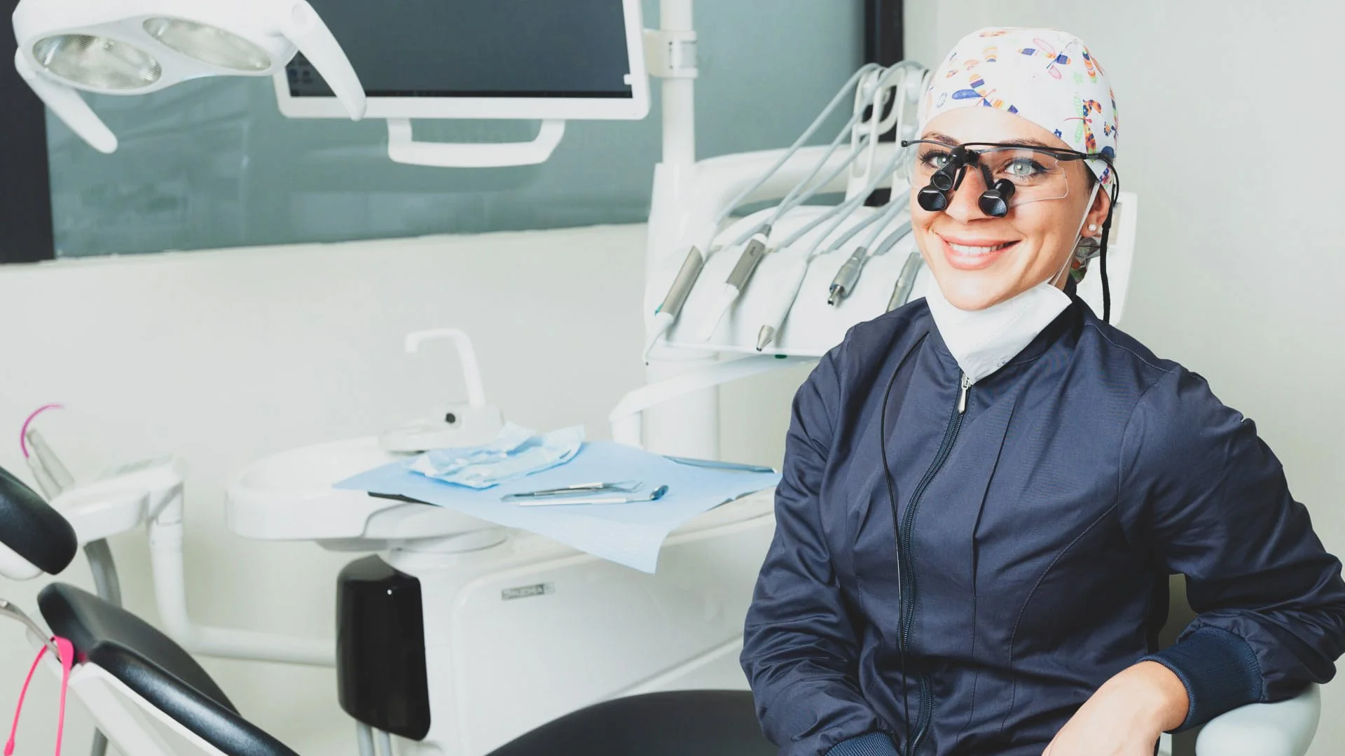Banner promocional con odontóloga especialista. Invitación a no ignorar el sangrado de encías y agendar una evaluación completa de Periodoncia en Pineda Dental Studio, Recoleta.CABA