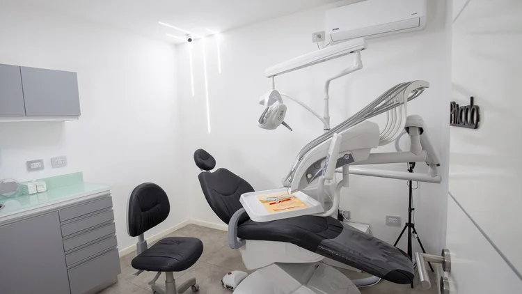 Sillón dental y unidad de trabajo en un consultorio de Pineda Dental Studio, Recoleta, CABA