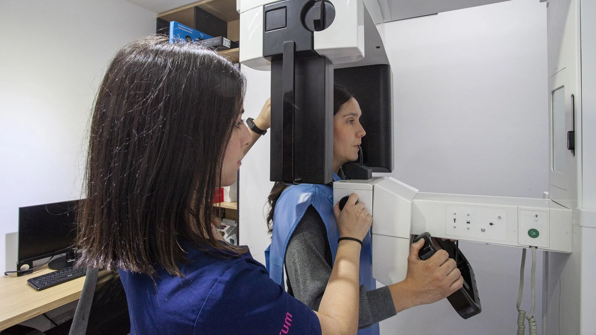 Odontóloga realizando una radiografía panorámica a una paciente con equipamiento de última tecnología en Pineda Dental Studio, Recoleta.